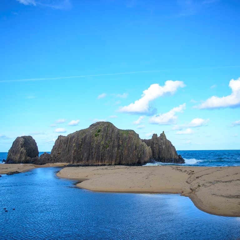 The famous monolith "Tateiwa" is within walking distance from Totoya