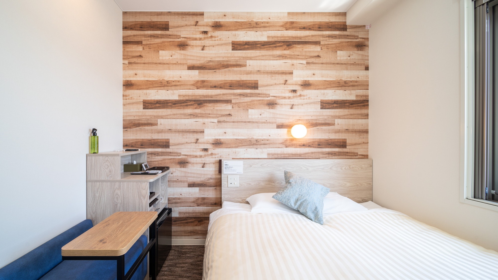 A 150cm wide bed and a mattress with just the right amount of firmness will ensure you a good night's sleep.