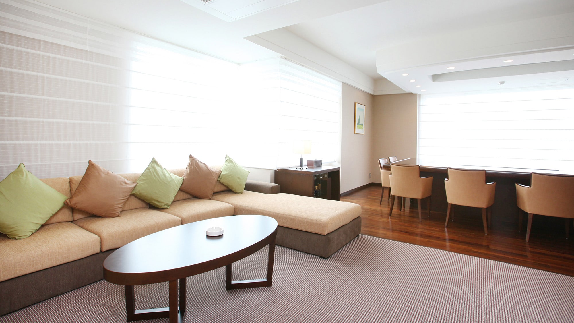 * The living room of the premium suite overlooks the sea of Shirahama! You will be healed by the spacious space and the superb view.