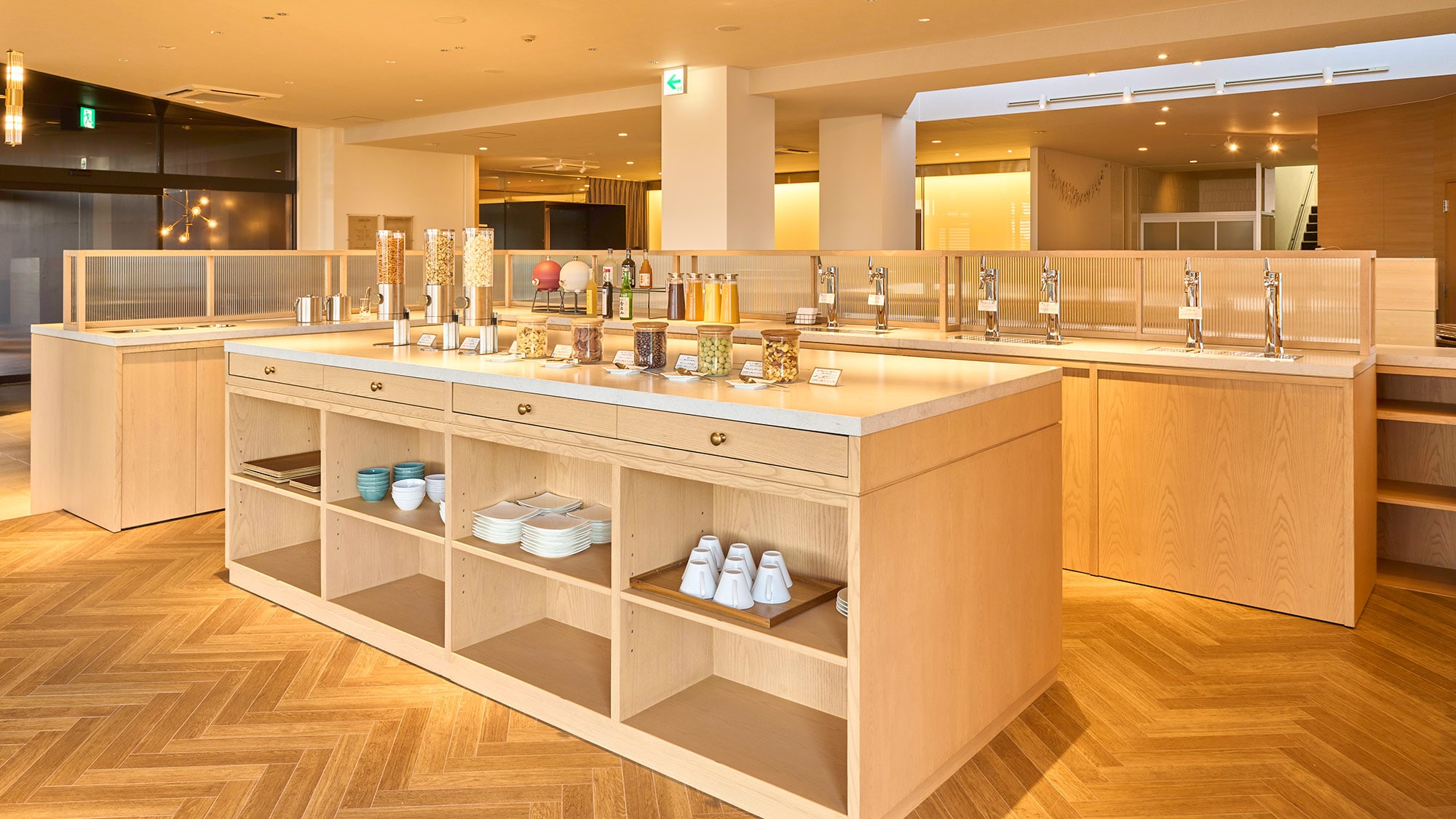 ・【1F Lounge】Bersulang untuk matahari terbenam di lounge gratis khusus untuk tamu hotel♪