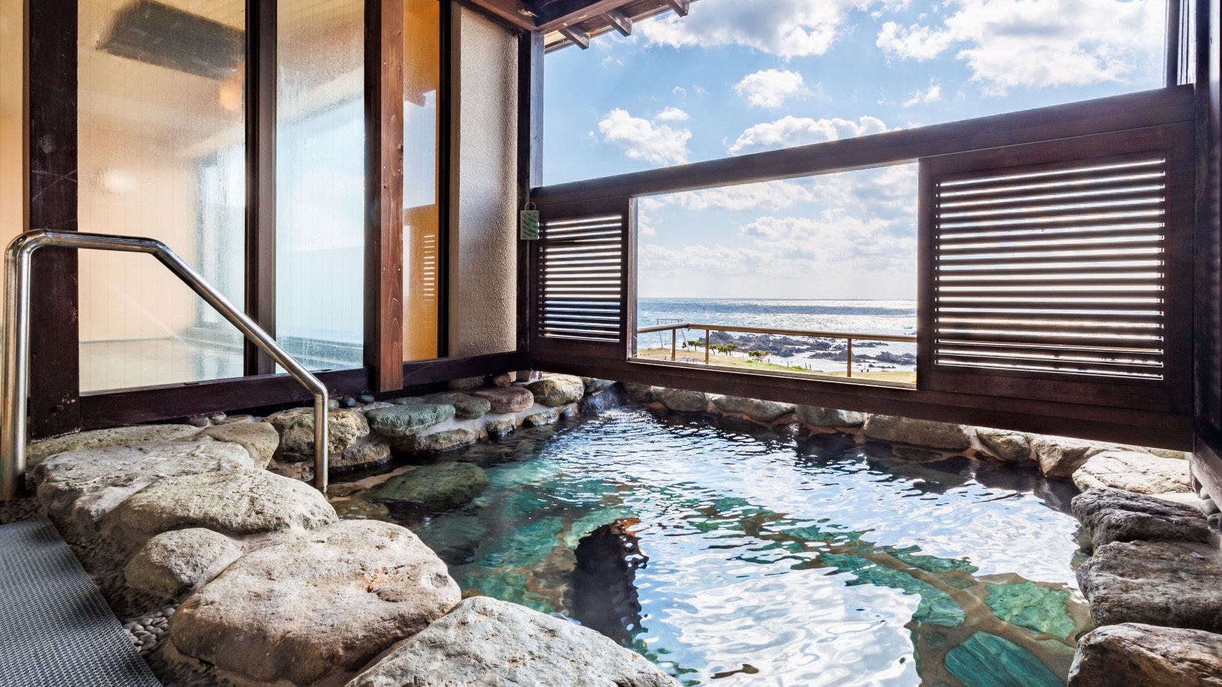 ▲Open-air hot spring bath (for men)