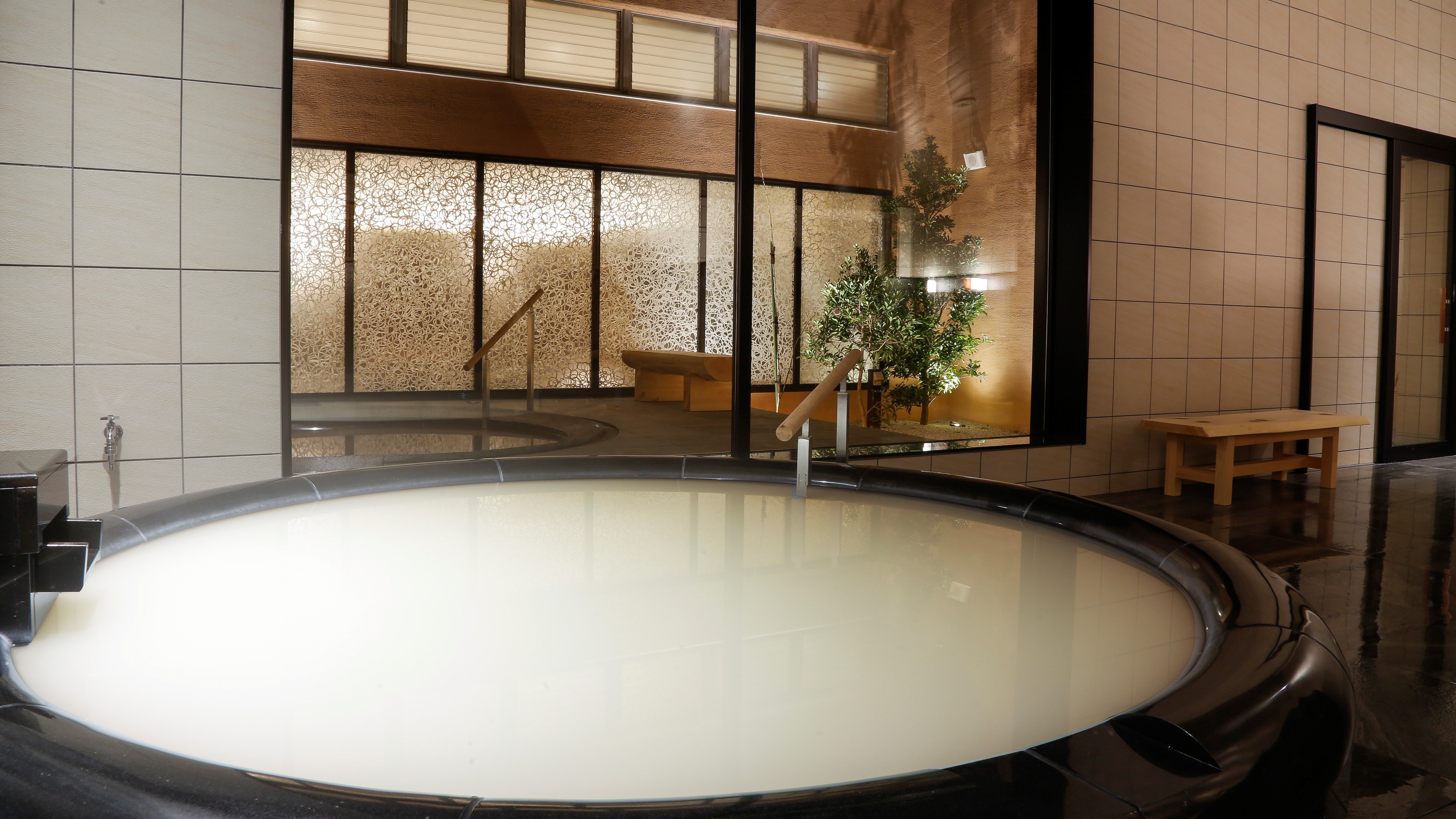 [Pearl hot water] Contains natural moisturizing ingredients that can only be extracted from pearls. A luxurious hot water with plenty of beauty ingredients.