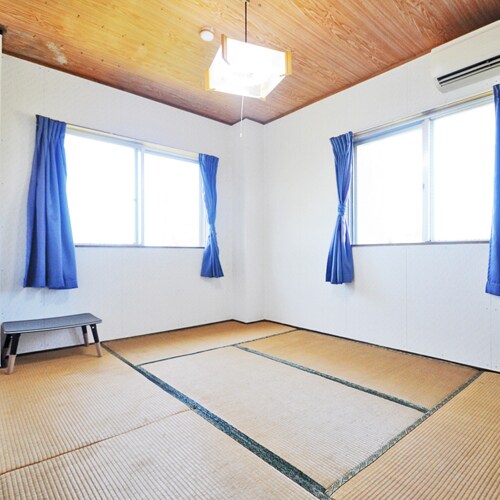 [Japanese-style room, 6 tatami mats] TV and air conditioning/heating installed, bath and toilet are shared.