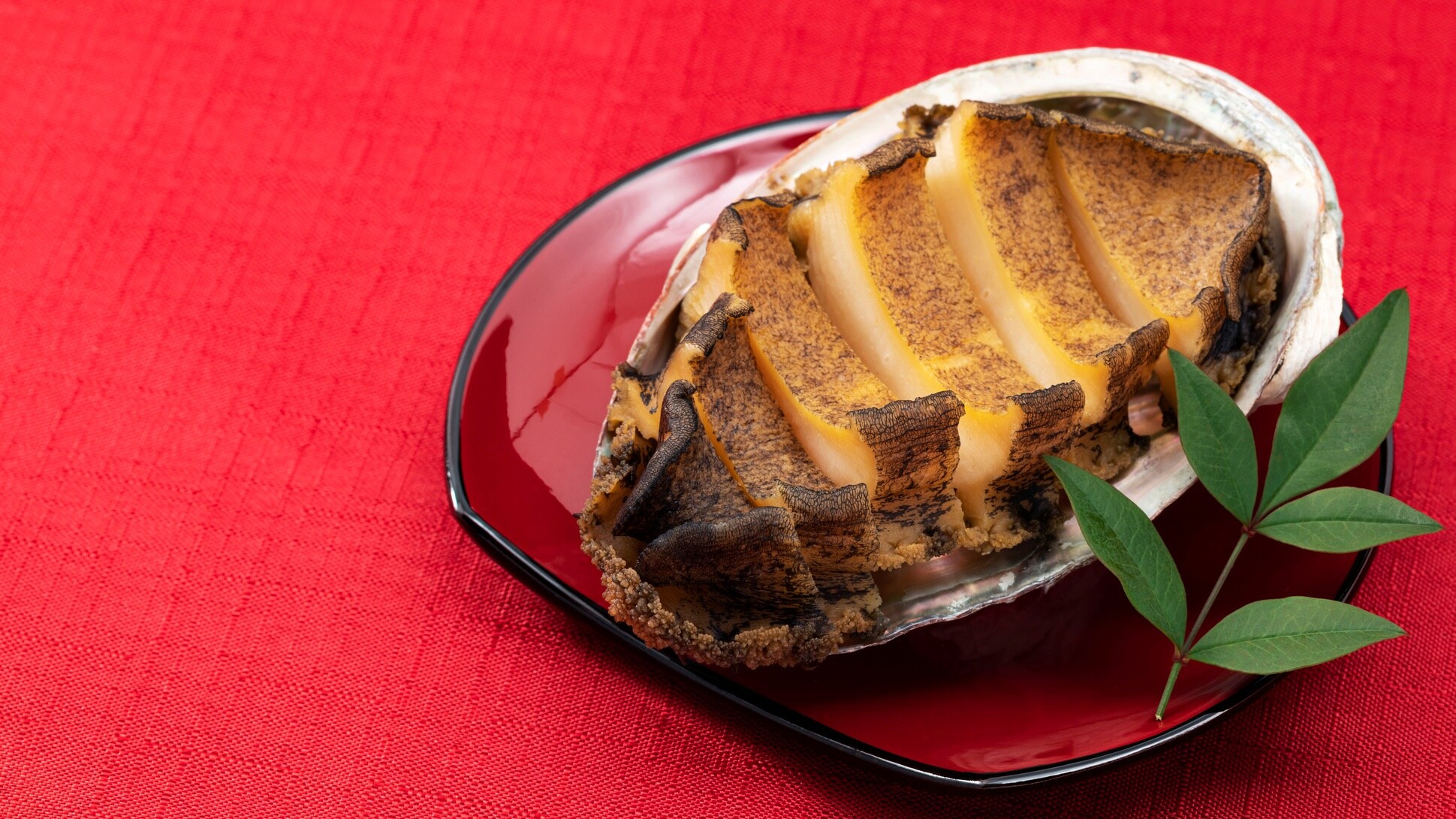 *特別メニュー『アワビの蒸し焼き』。蒸すことで柔らかくなり旨味がギュッと凝縮されます。