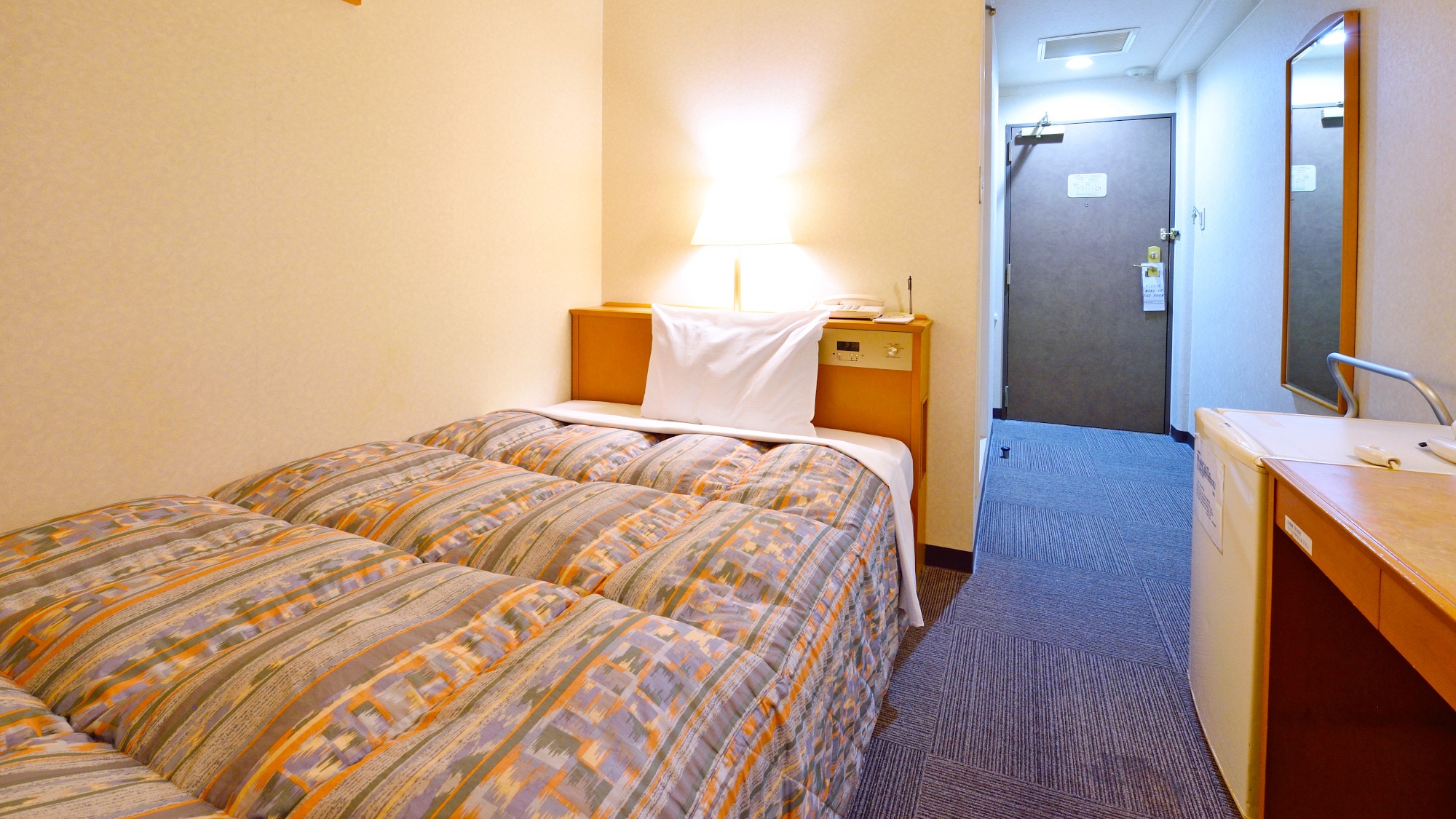 [Semi-double room] The bed is a semi-double bed where you can relax comfortably.