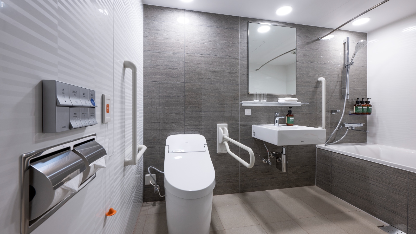 The bathroom in the accessible room is a spacious space that is easy to use even with a wheelchair.