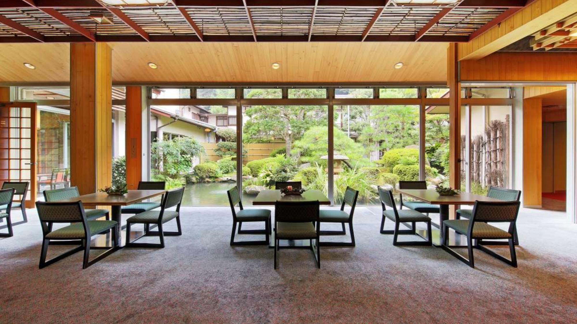 [Lounge] Take a break in the lobby overlooking the Japanese garden while listening to the sound of the waterfall.
