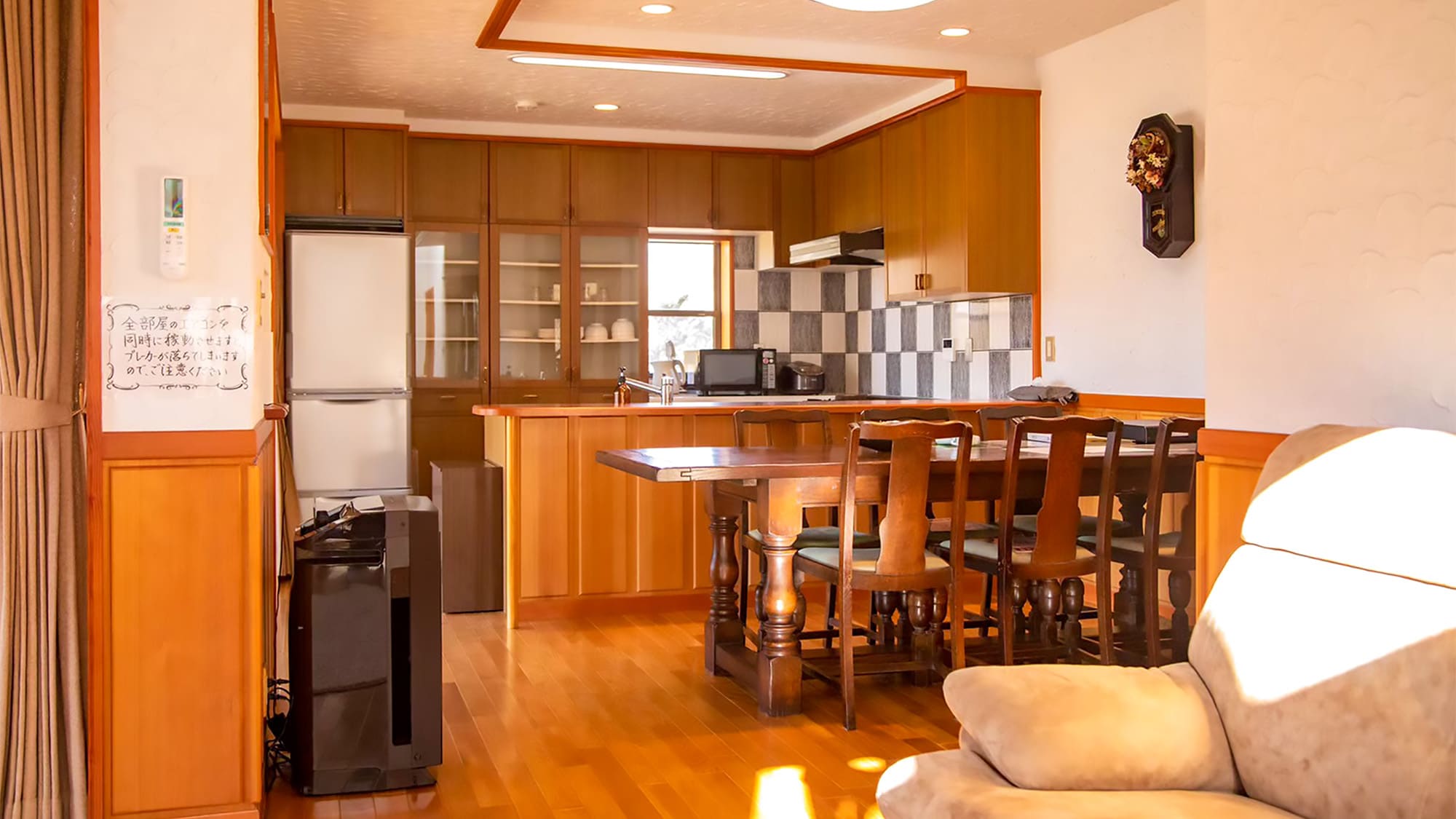 ・Please relax in the sunny living/dining room.