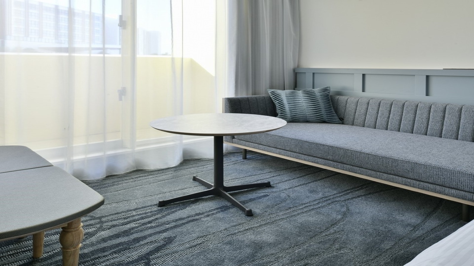 Gedung Utama | Sofa dan meja Twin Standar tersedia