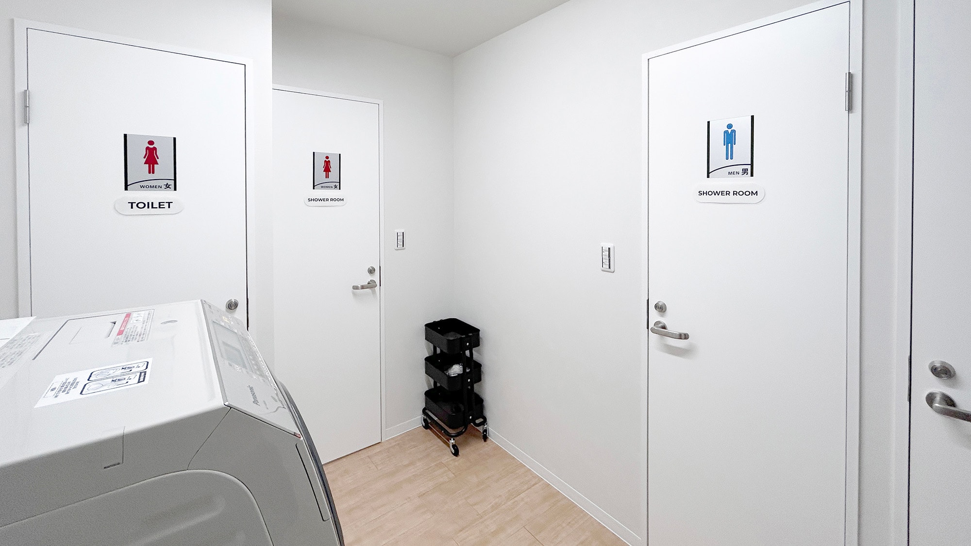 ・[EAST1F盥洗室] 厕所和淋浴间均为男女共用空间。