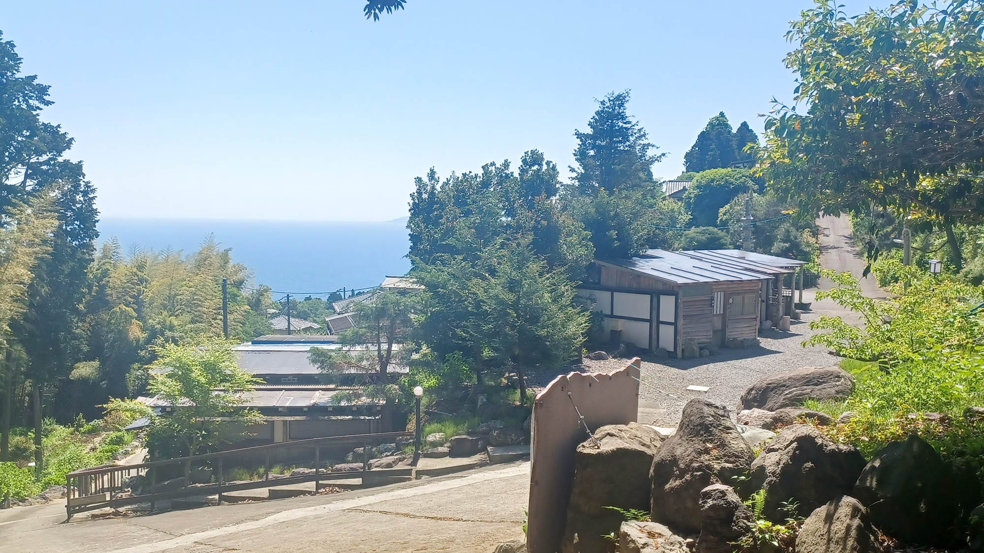 ・[Lối vào cơ sở] Cơ sở được bao quanh bởi thiên nhiên trù phú. Tận hưởng kỳ nghỉ của bạn tránh xa sự hối hả và nhộn nhịp của cuộc sống thường ngày