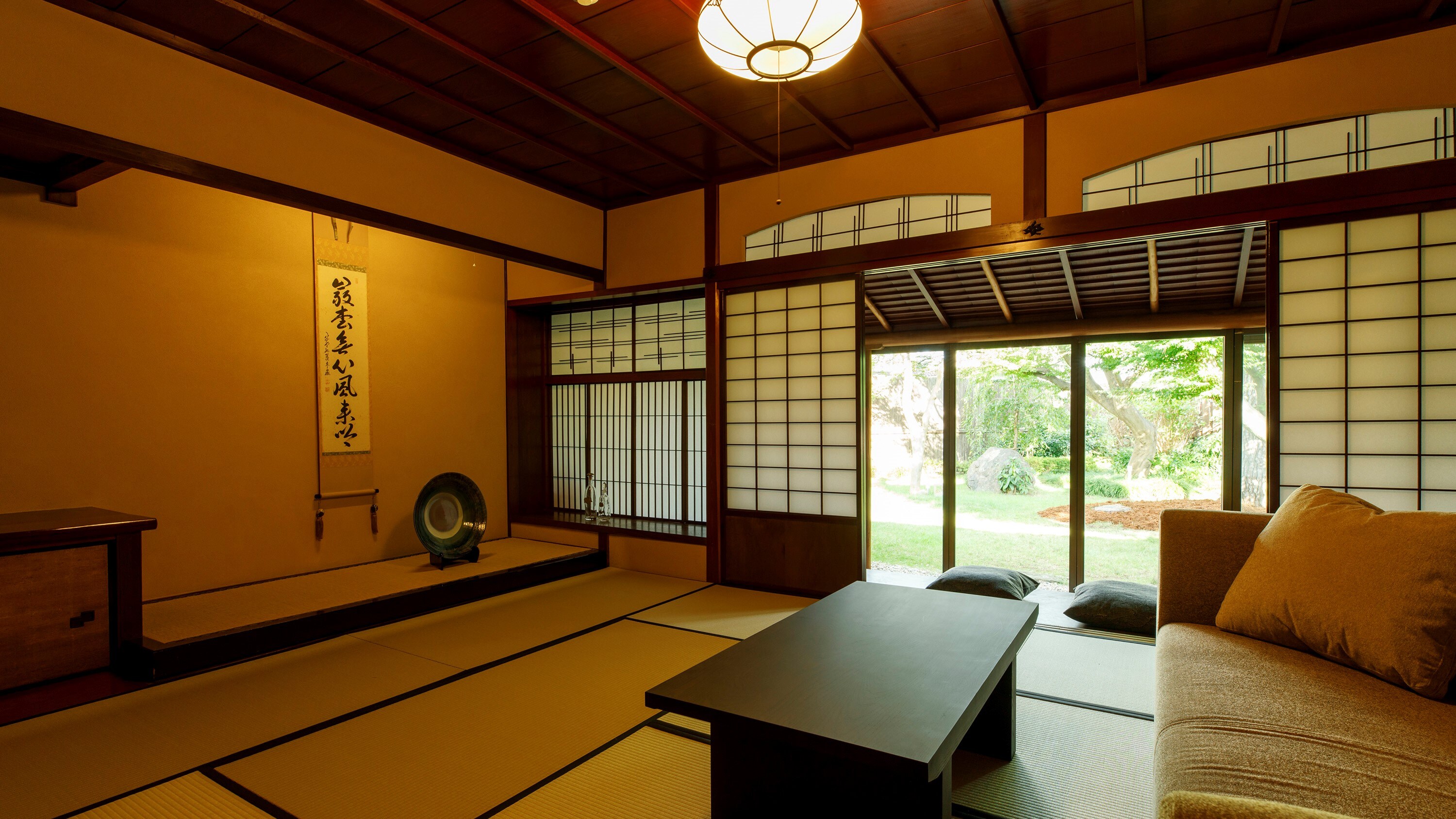 [Where the Clouds Go] A modern sofa is placed in a traditional Japanese-style room.
