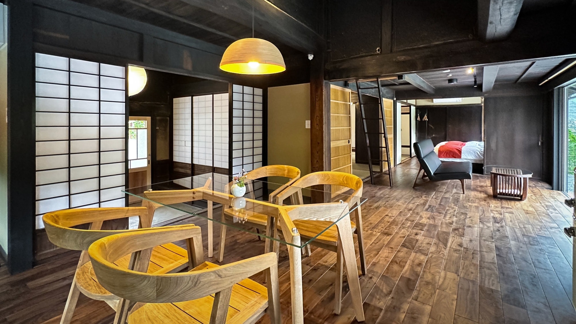 [Taimatsu] Living and dining room. A space that combines the good old atmosphere of an old folk house with modern beauty.