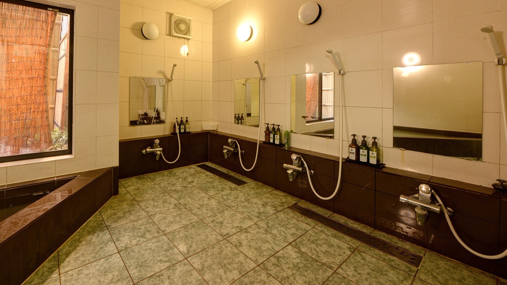 * [Bath] The men's bath can be used extensively, so it is not a hot spring, but please heal the tiredness of the day.