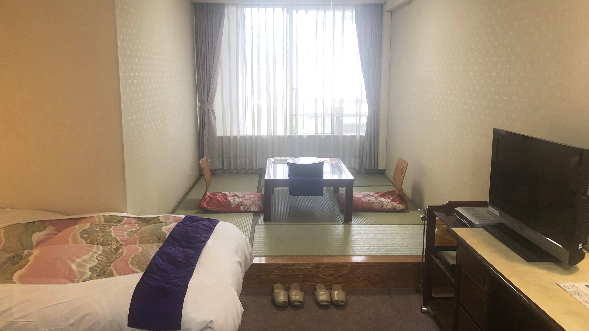 Japanese-style room 4.5 tatami mats + twin bed