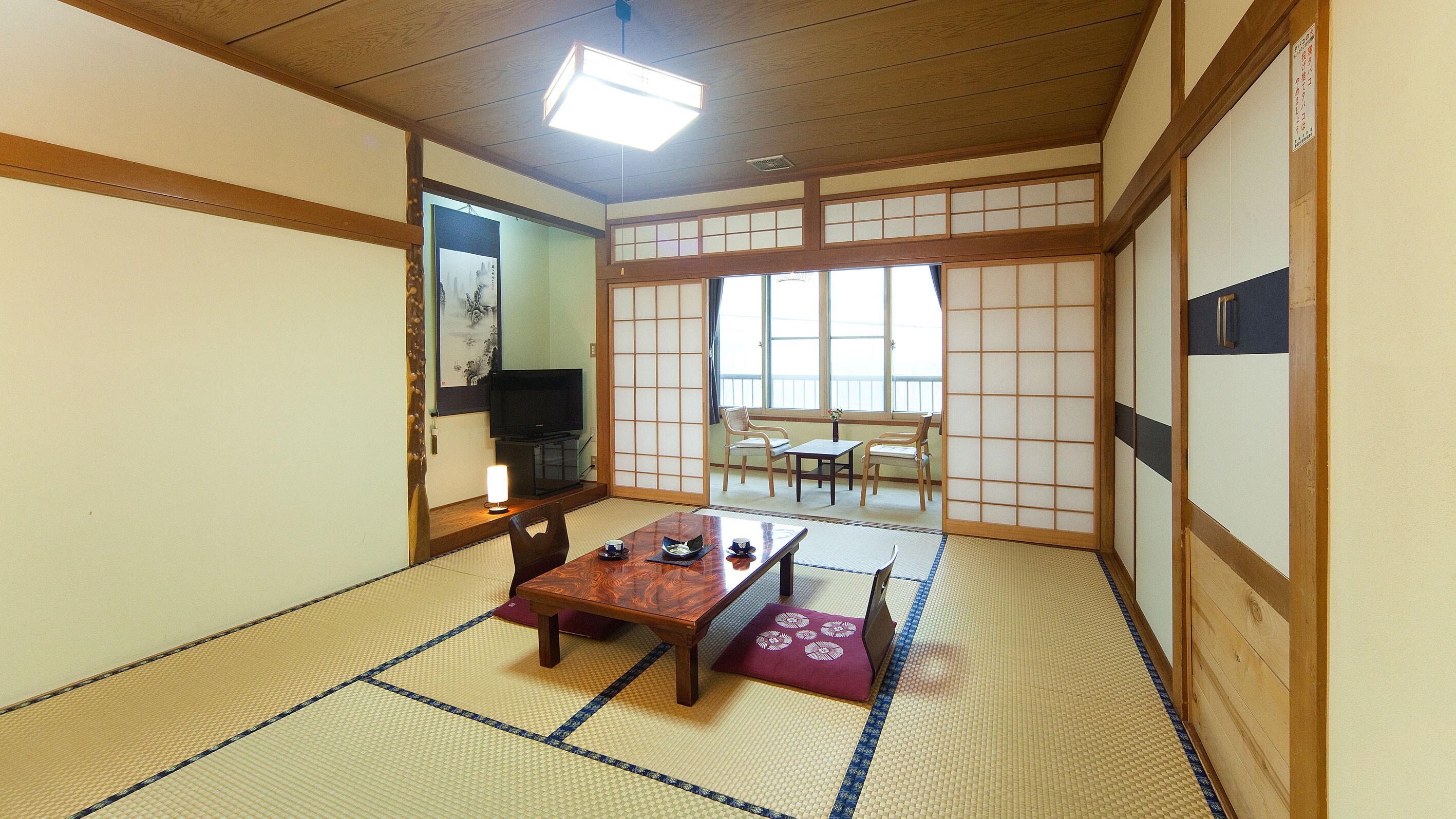 *[Guest room/Main building 10 tatami mats] Stretch your legs out on the tatami mats and relax.