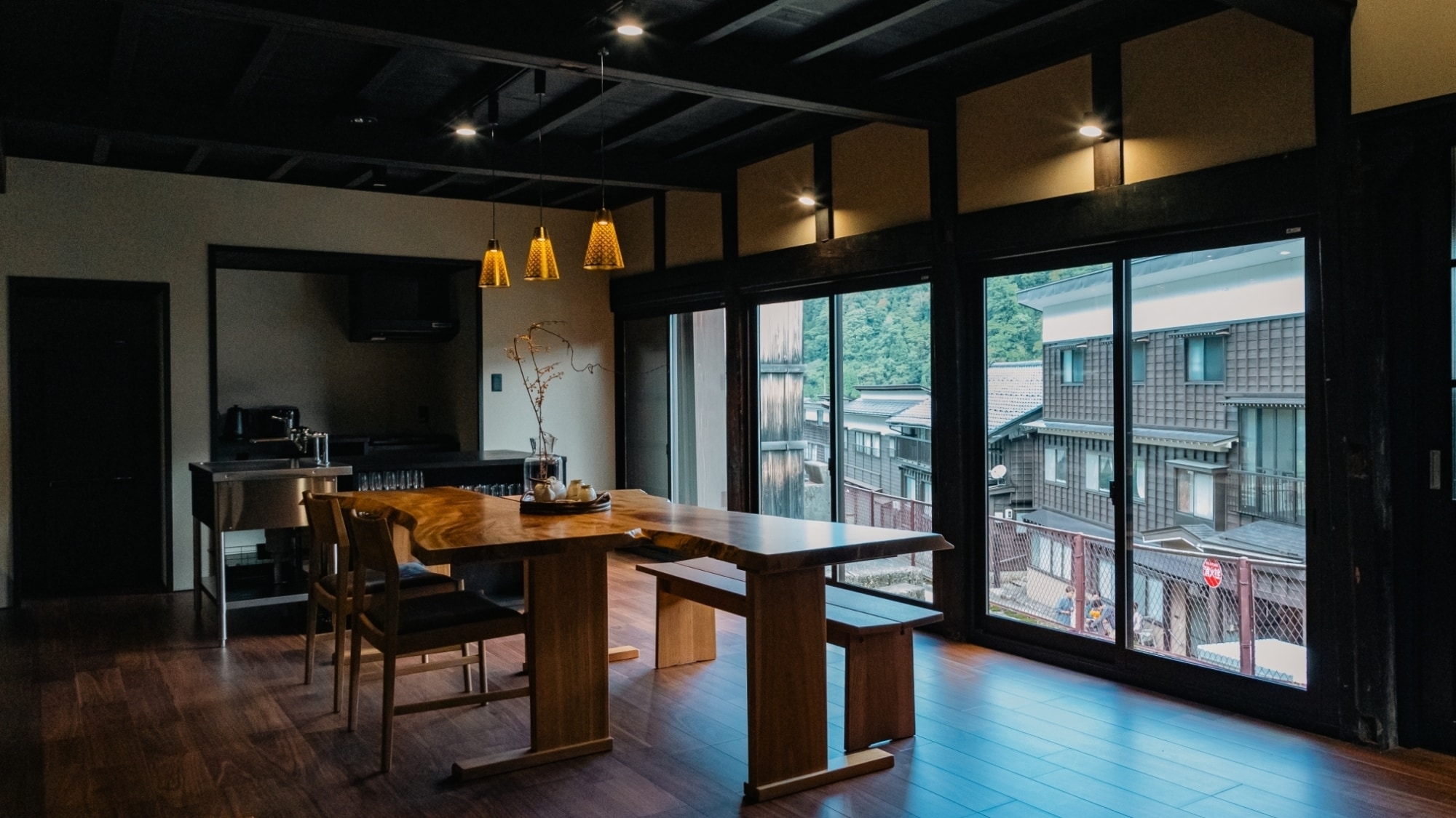 *[Tiện nghi] Một không gian thư giãn, tinh tế, nơi bạn có thể cảm nhận được sự ấm áp của gỗ.