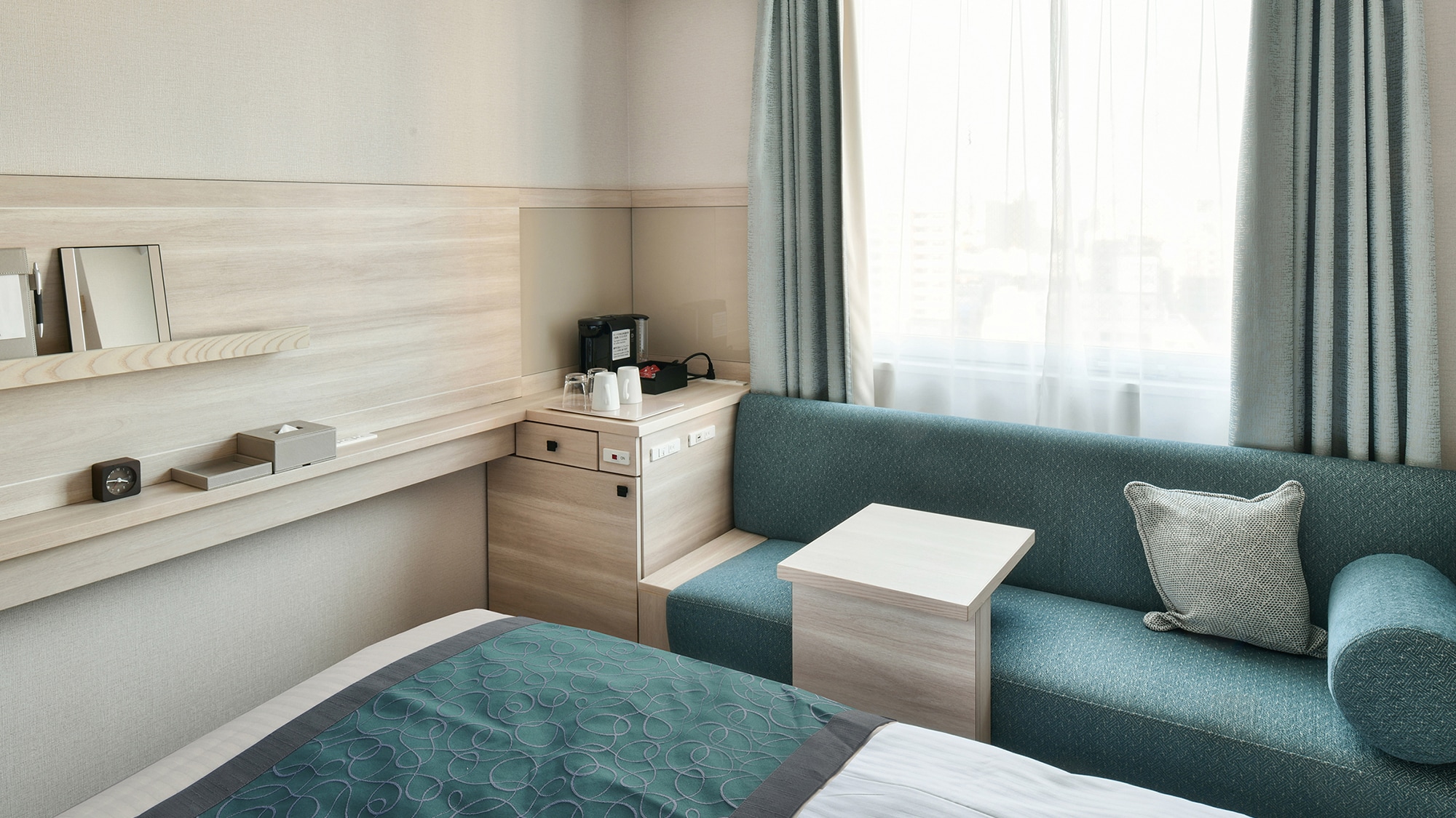 Comfort twin★There is a sofa and a side table. There is no desk.