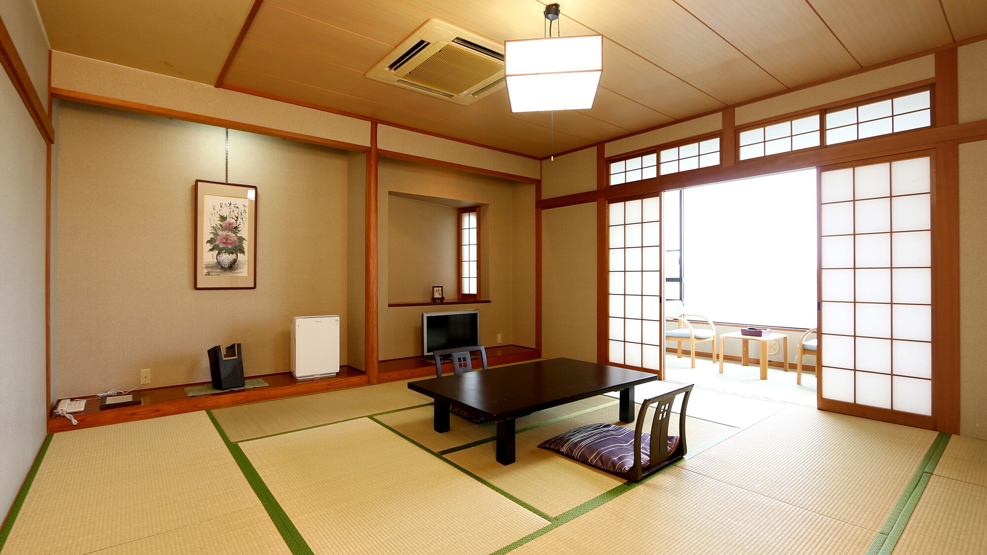 Japanese-style room in the main building, please relax in a calm atmosphere