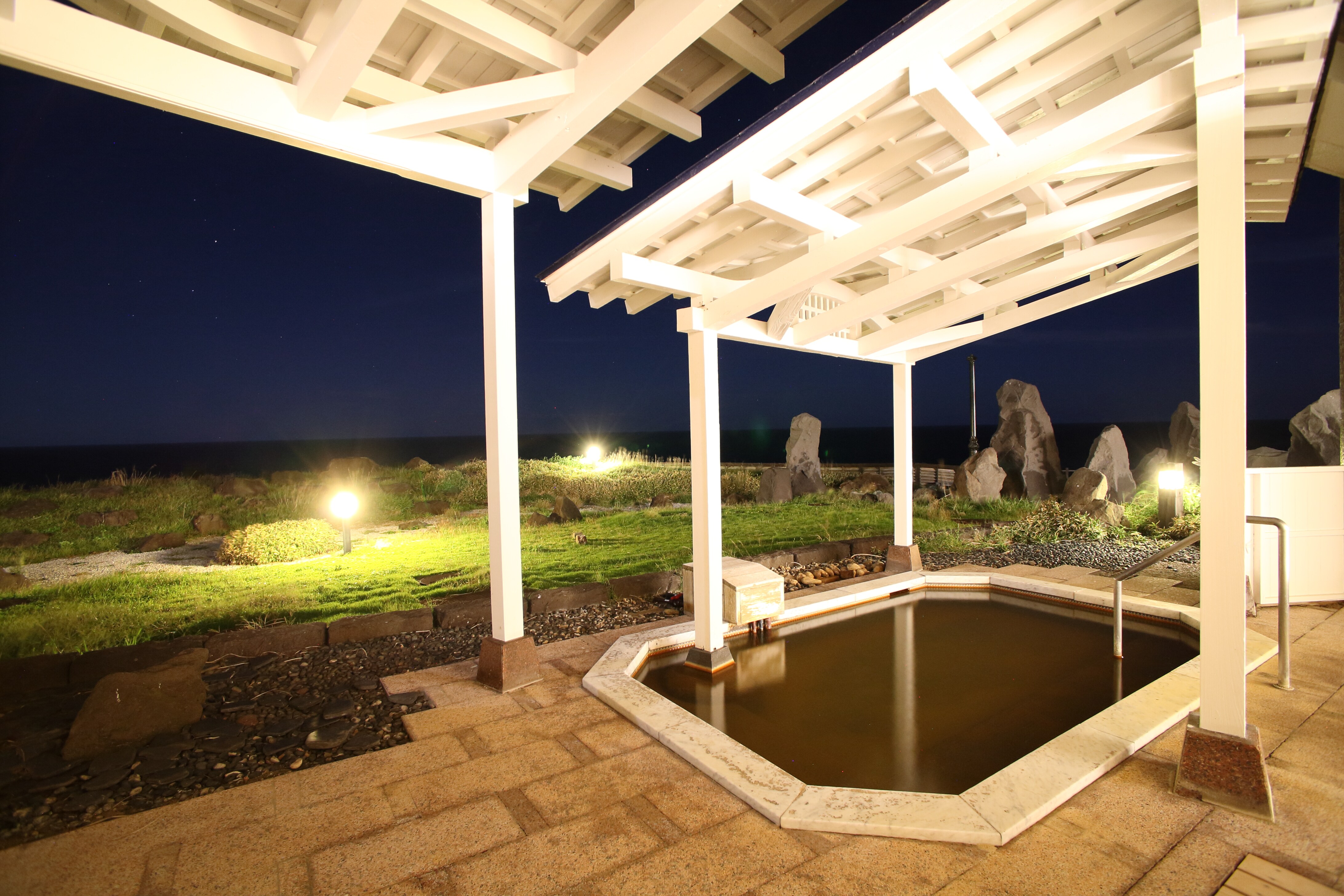 Hot spring (open-air bath/male side)