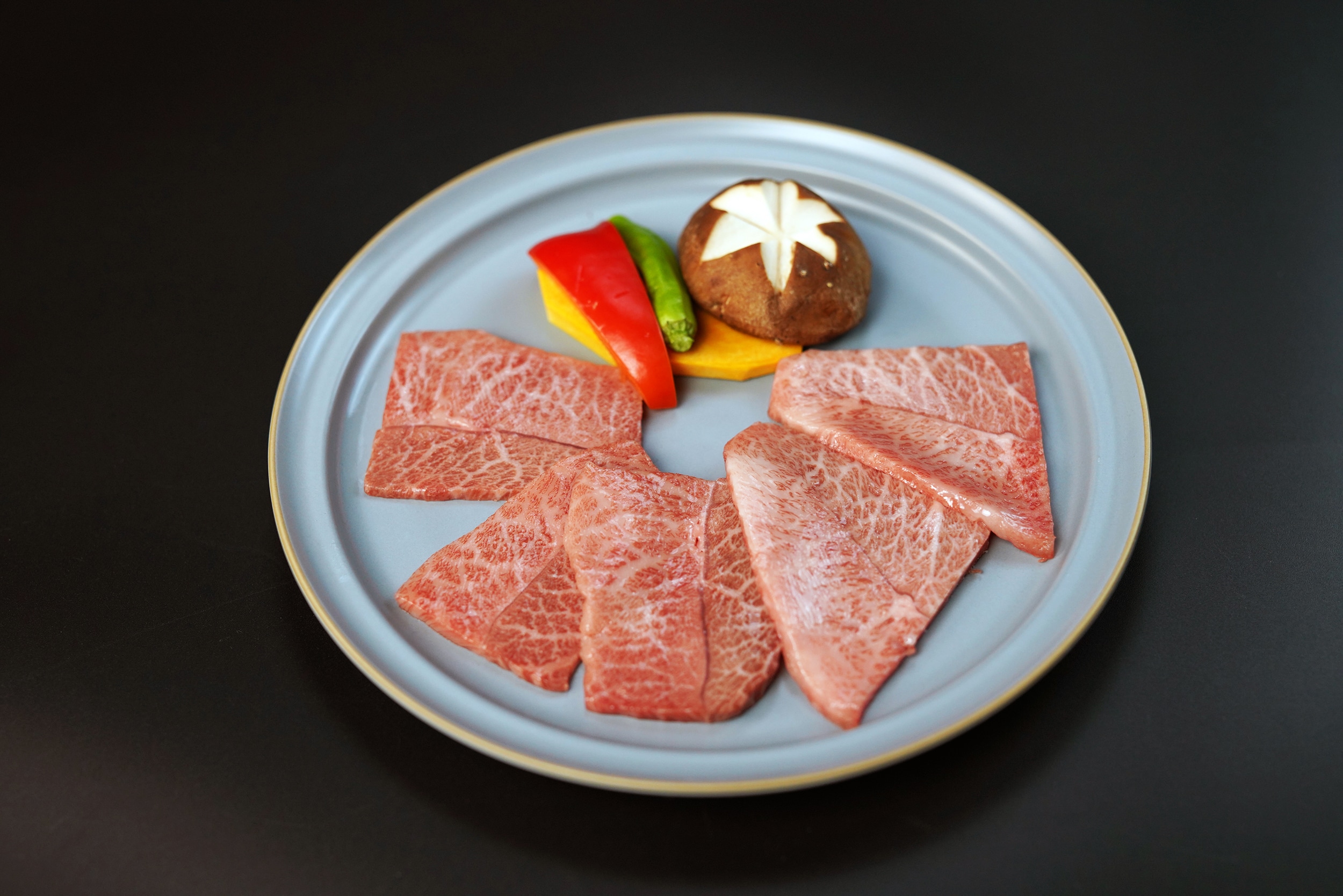 Thịt bò Matsusaka nướng trên đĩa sứ