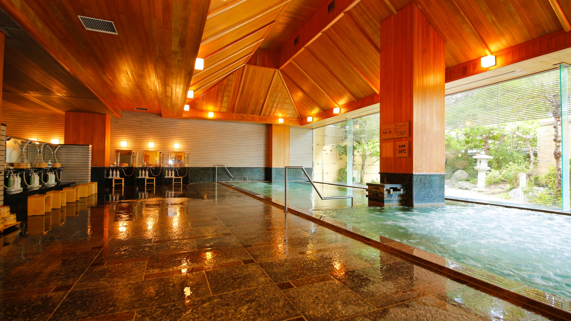 You can feel the atmosphere of the four seasons from the entire glass wall.