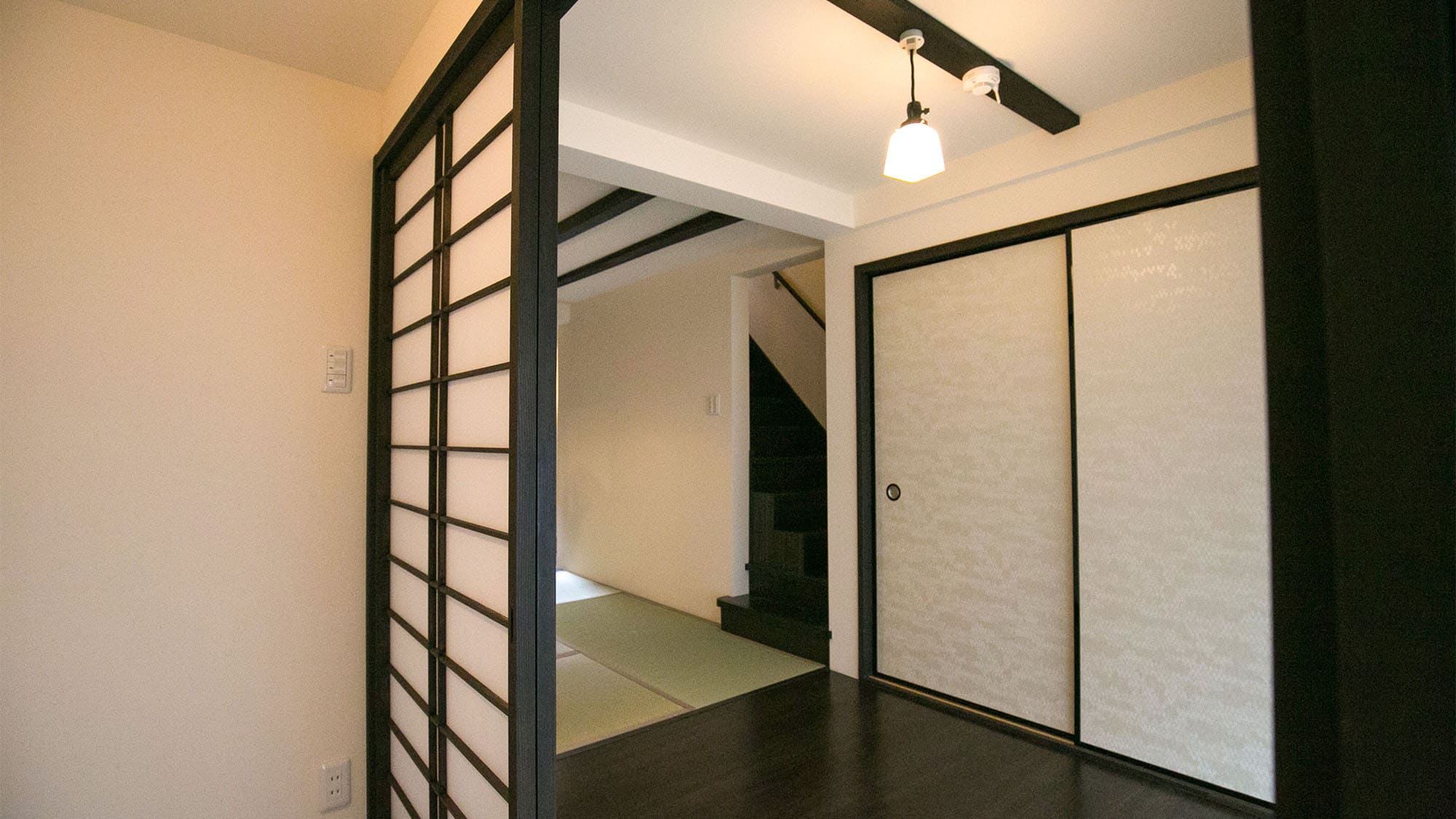 ・When you enter through the entrance, you will feel the spaciousness of the anteroom and Japanese-style room.