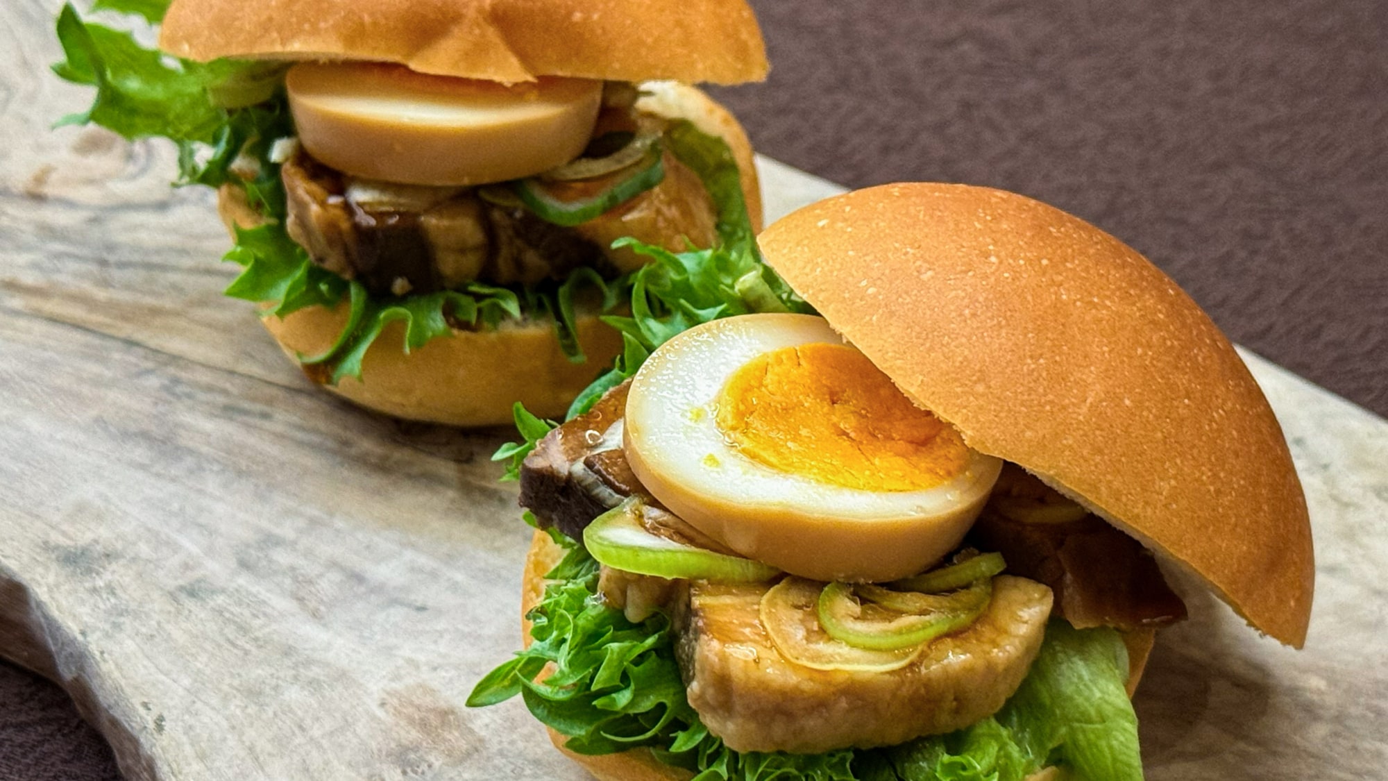 ◇ "Burger Rebusan Babi Hitam Satsuma - Ekstrem" - disajikan segar saat sarapan.