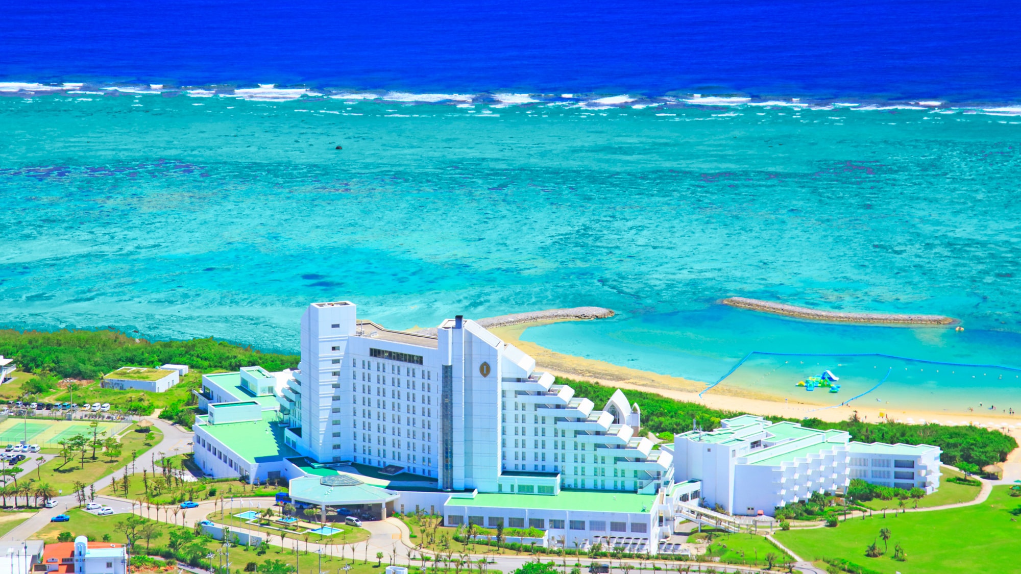■ Eksterior hotel dengan Pantai Maesato di depannya