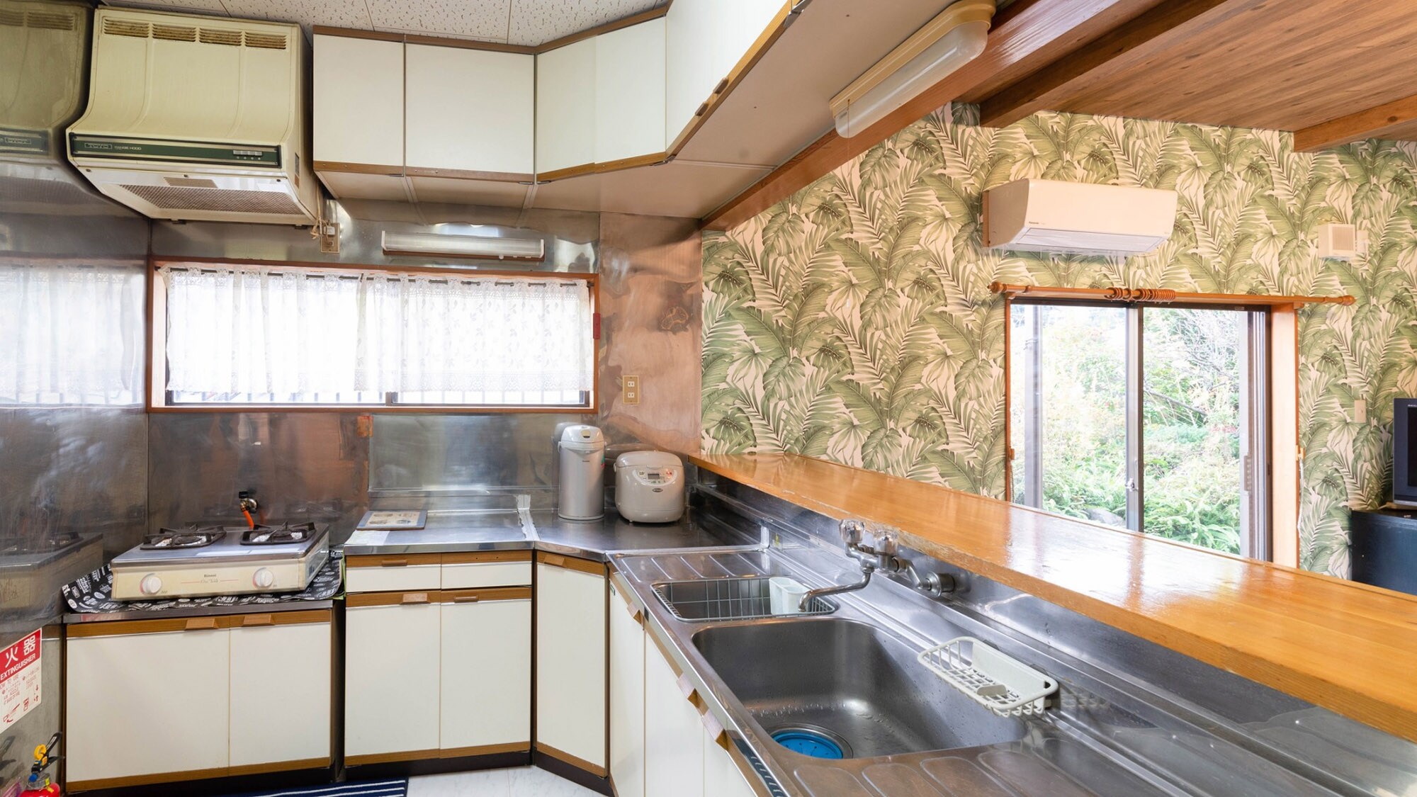・[Counter kitchen] Equipped with full-fledged kitchen facilities including a two-burner gas stove.