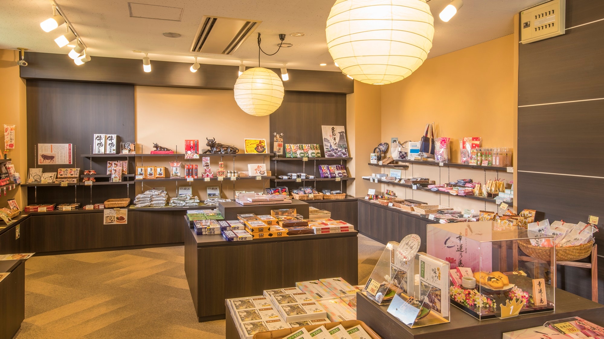 *商店 - 大廳旁的商店出售當地紀念品。