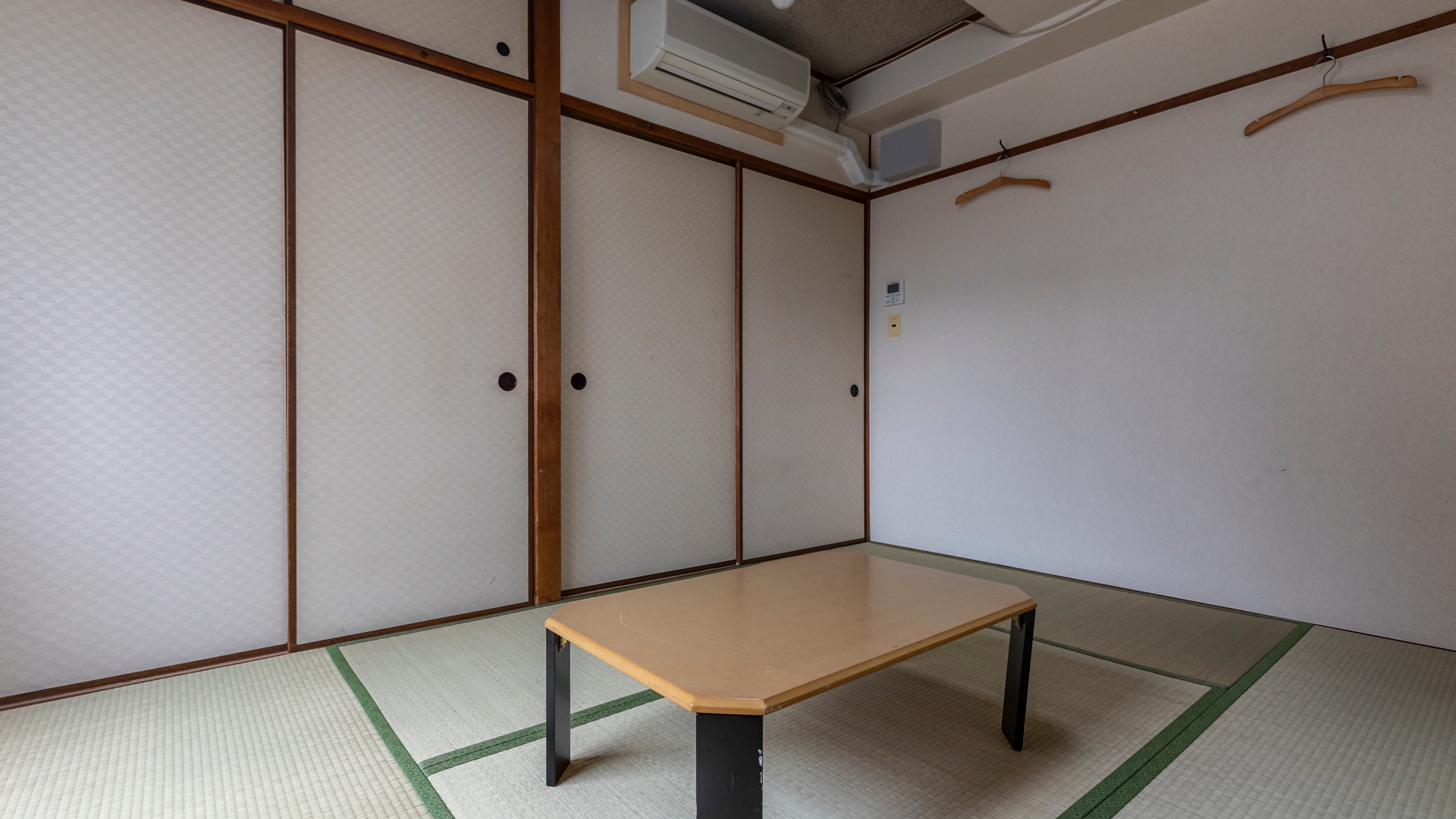 Japanese-style room for 1-3 people (shared bath and toilet)