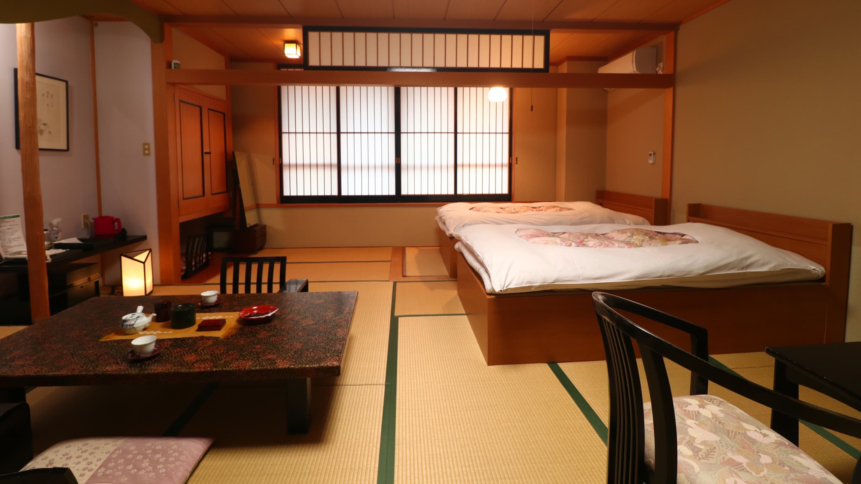 Example of a guest room: 12.5 tatami mat room (with bedroom and kitchen) with twin beds. You can relax and unwind.