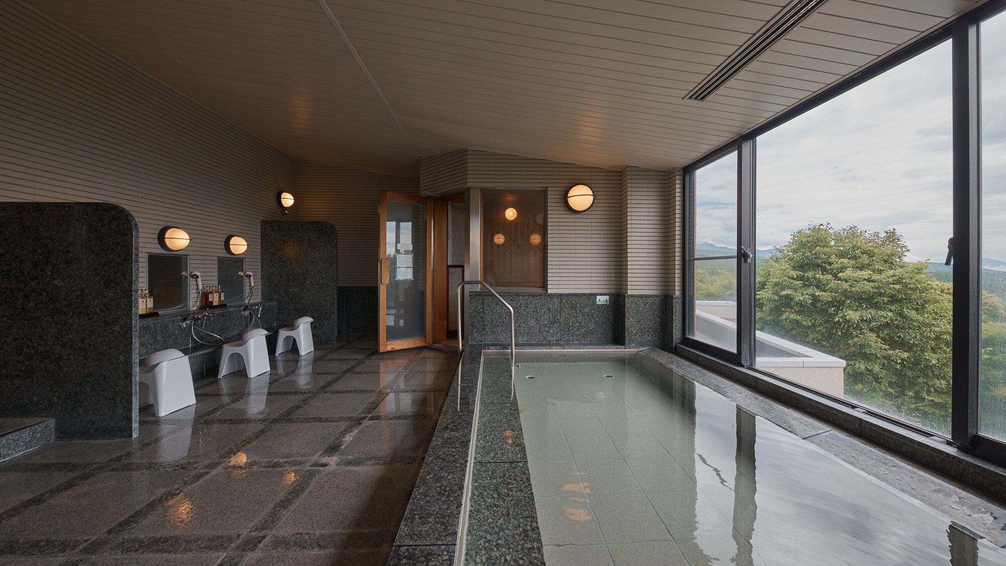 Large hot spring bath | Come and soothe your daily fatigue at Tateshina Onsen.
