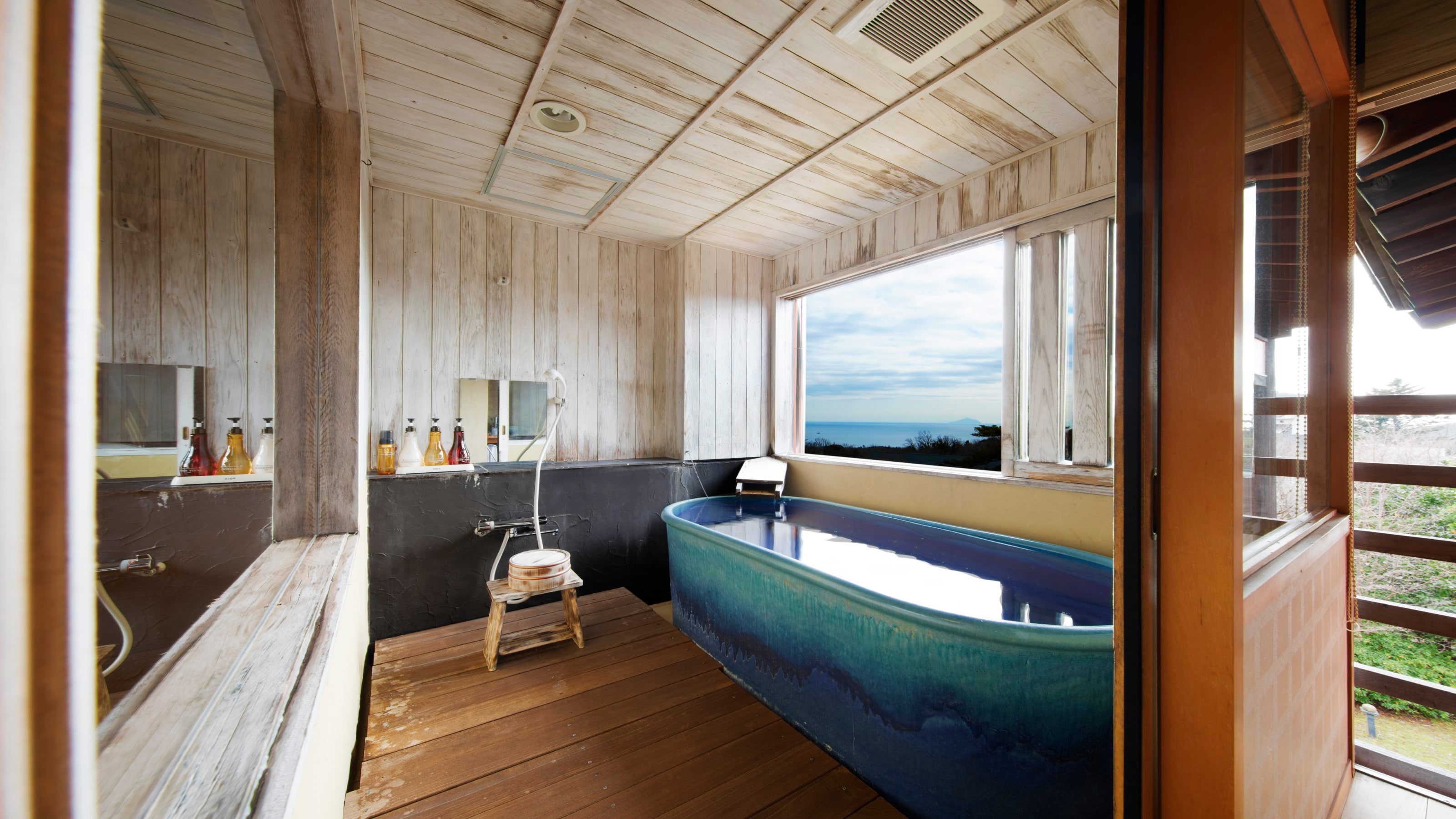 Kamar bergaya Jepang dengan 8 tikar tatami, dengan bak mandi terbuka, ruang merokok, kamar kecil