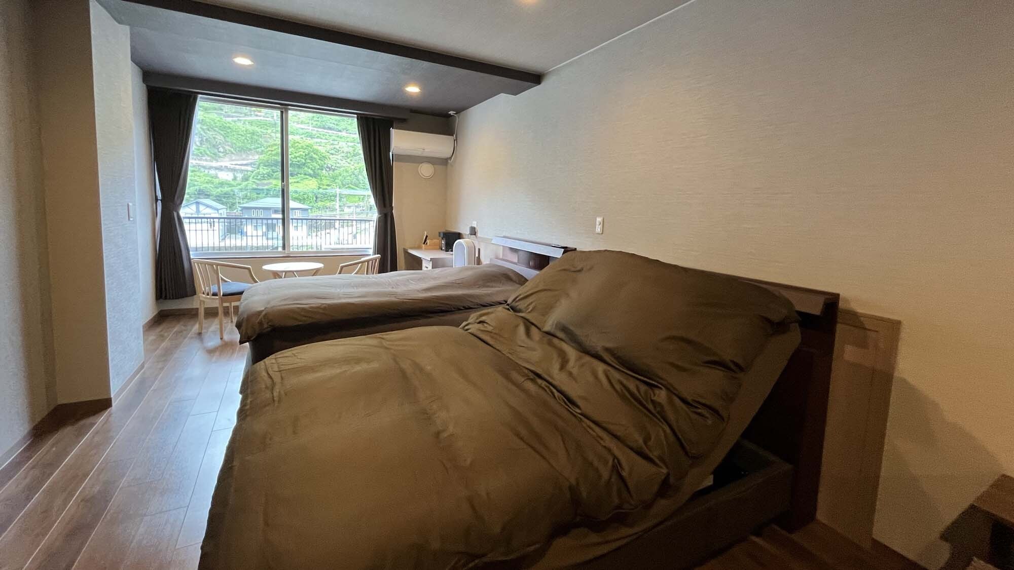 Japanese-Western twin room (electric bed)