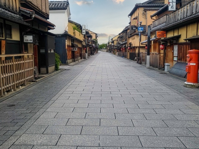 ▪ 只園 ▪ 從酒店乘坐巴士20 分鐘或步行30 分鐘。