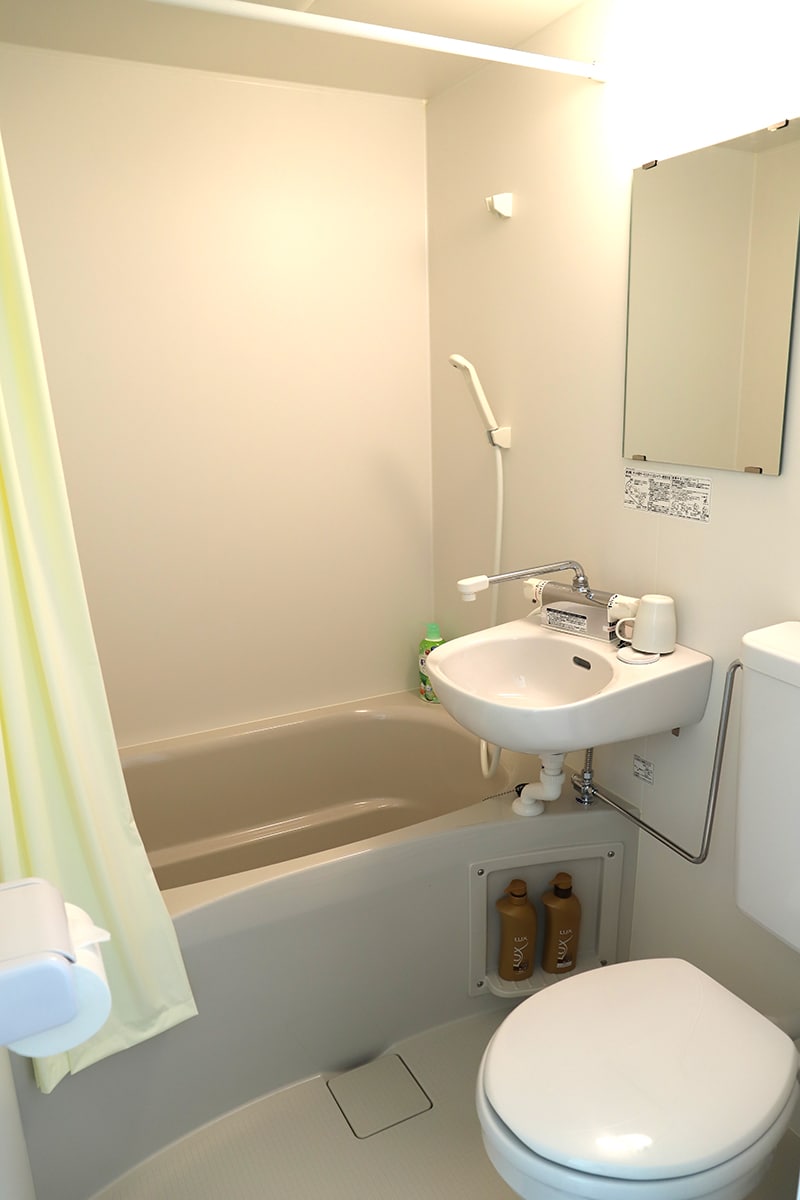 Twin room toilet / bathtub