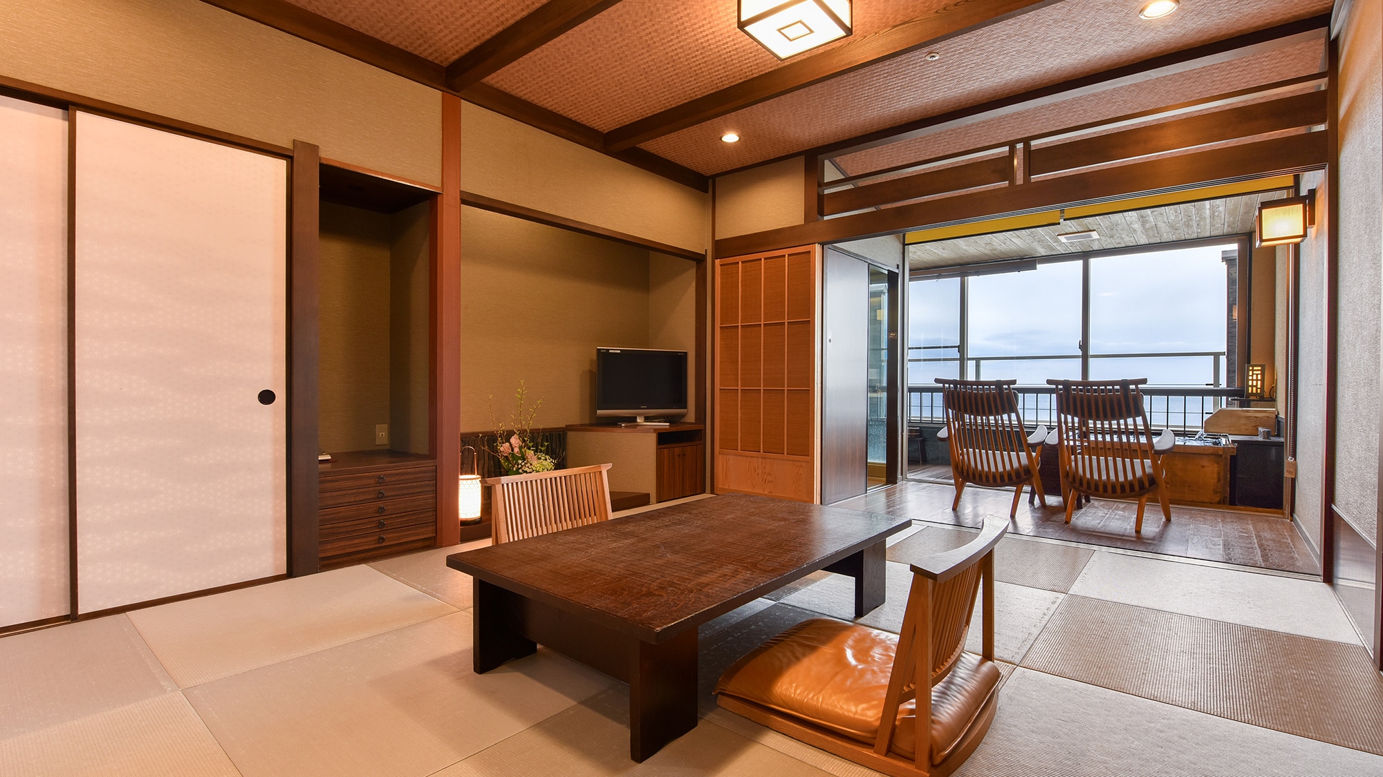 * [Room with open-air bath (Mashirano) / Retro] A room with a soft and calm atmosphere unique to an inn.