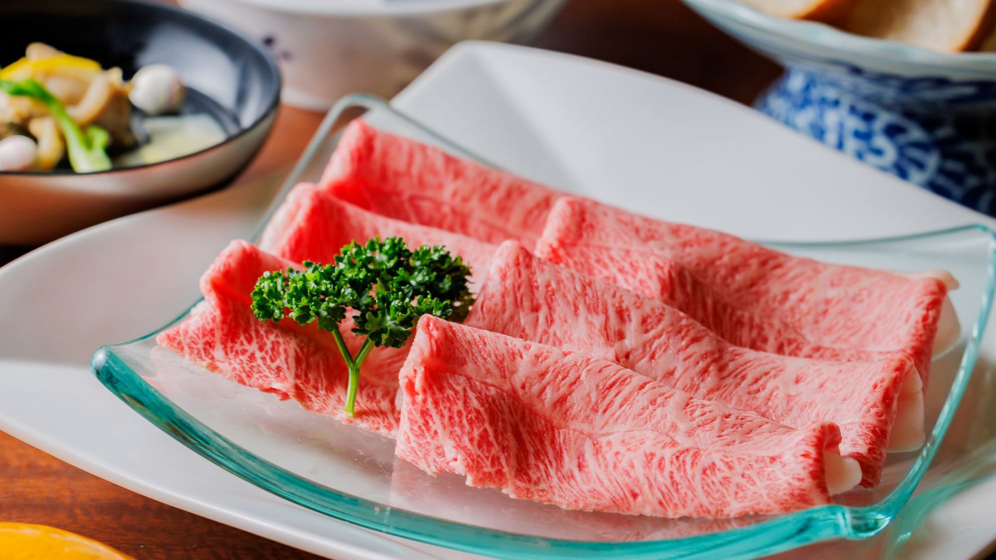 以寿喜烧风格呈现的山形最优质的和牛。