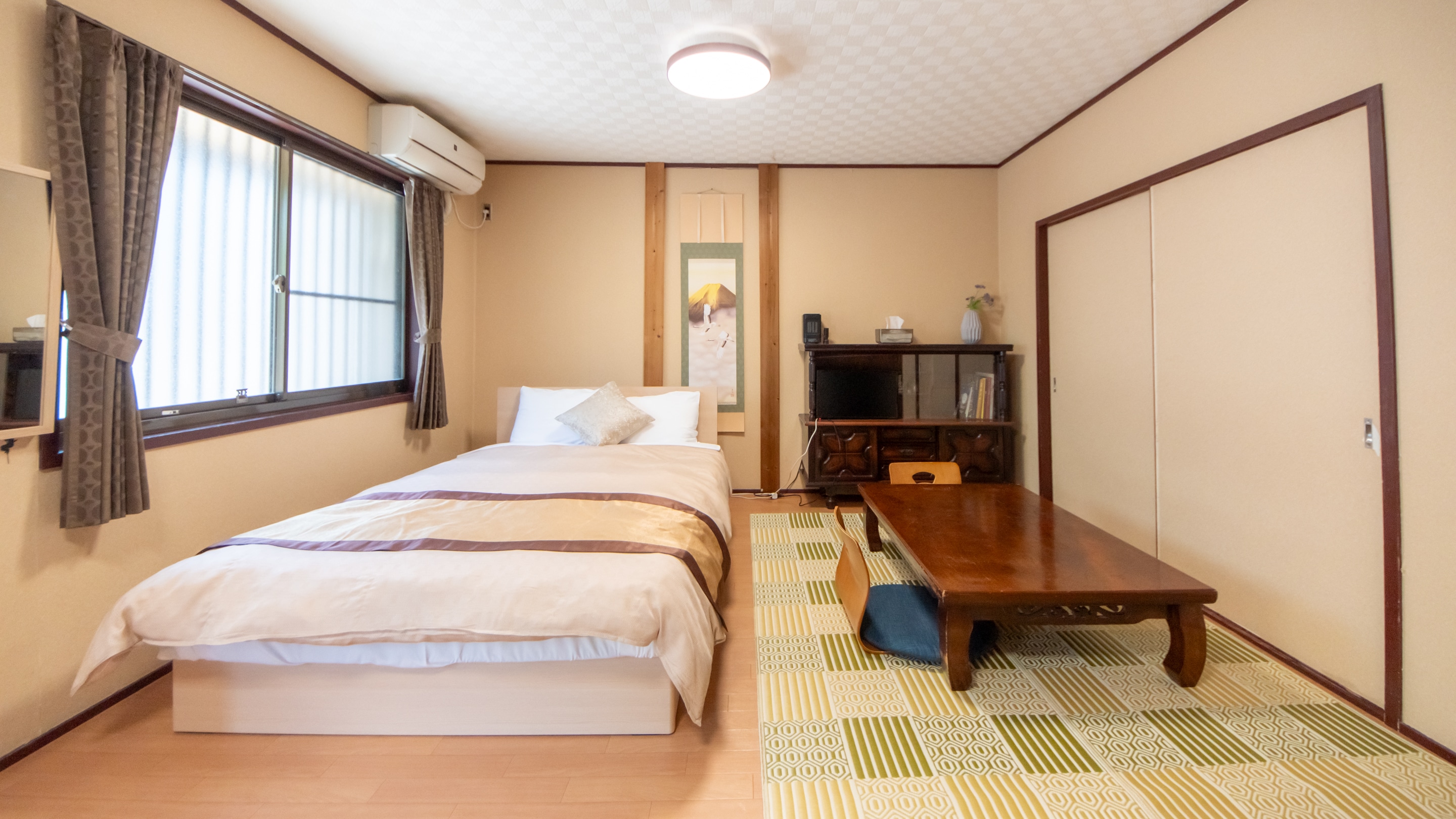 [102] Guest Room