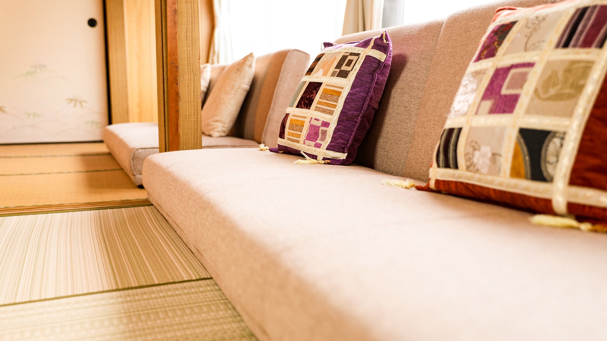 ・[Building A] A spacious Japanese-style room equipped with a sofa bed can accommodate up to 7 people.