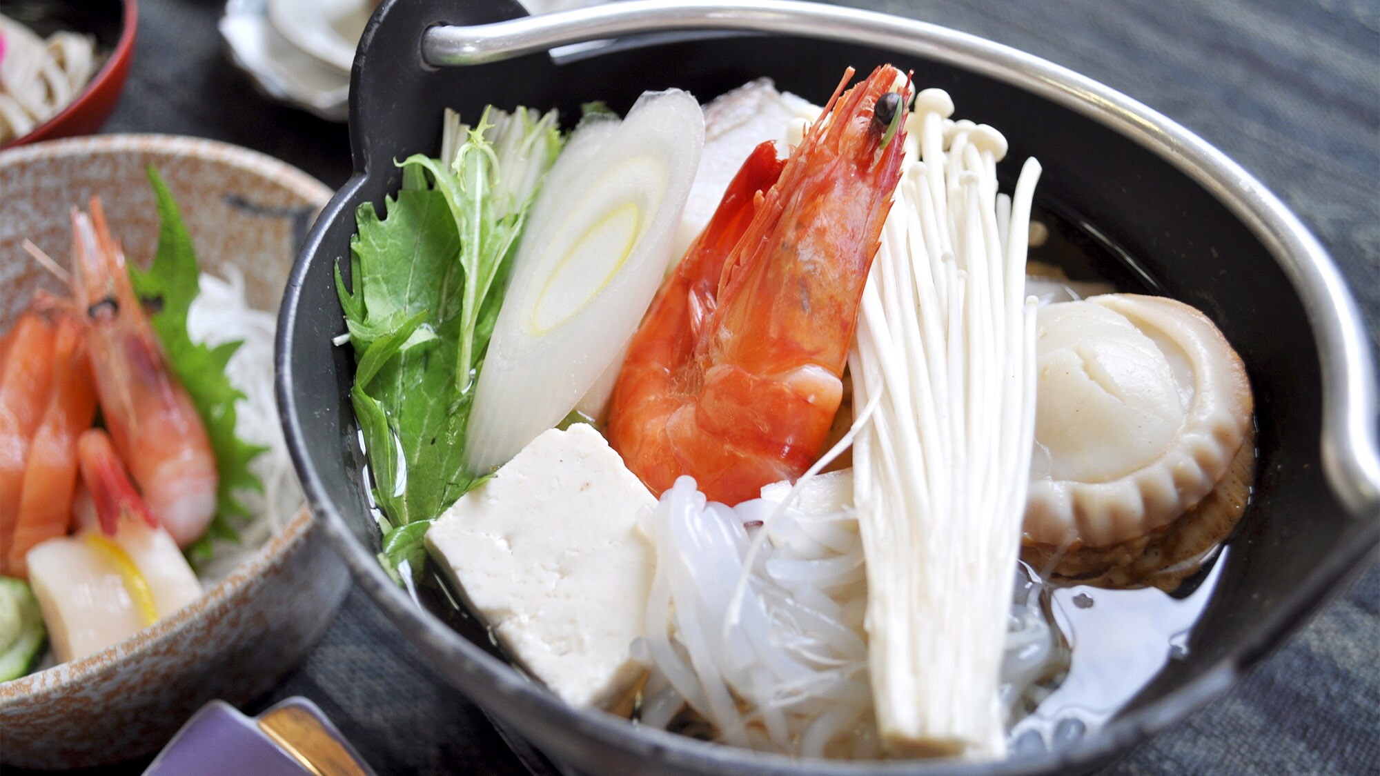 [Ví dụ về bữa ăn] Lẩu hải sản được chế biến từ nhiều loại hải sản địa phương và rau củ trồng tại địa phương*
