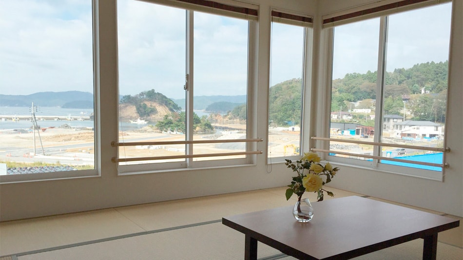 *Example of a guest room: A room facing the ocean with a large window overlooking the sea. A spacious room with 12.5 tatami mats.