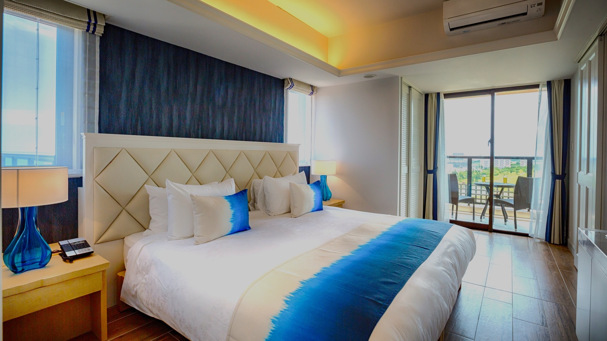 [Bayside/Deluxe Suite 2 Bedroom] 2 bedrooms with a king size room and a Hollywood twin room.