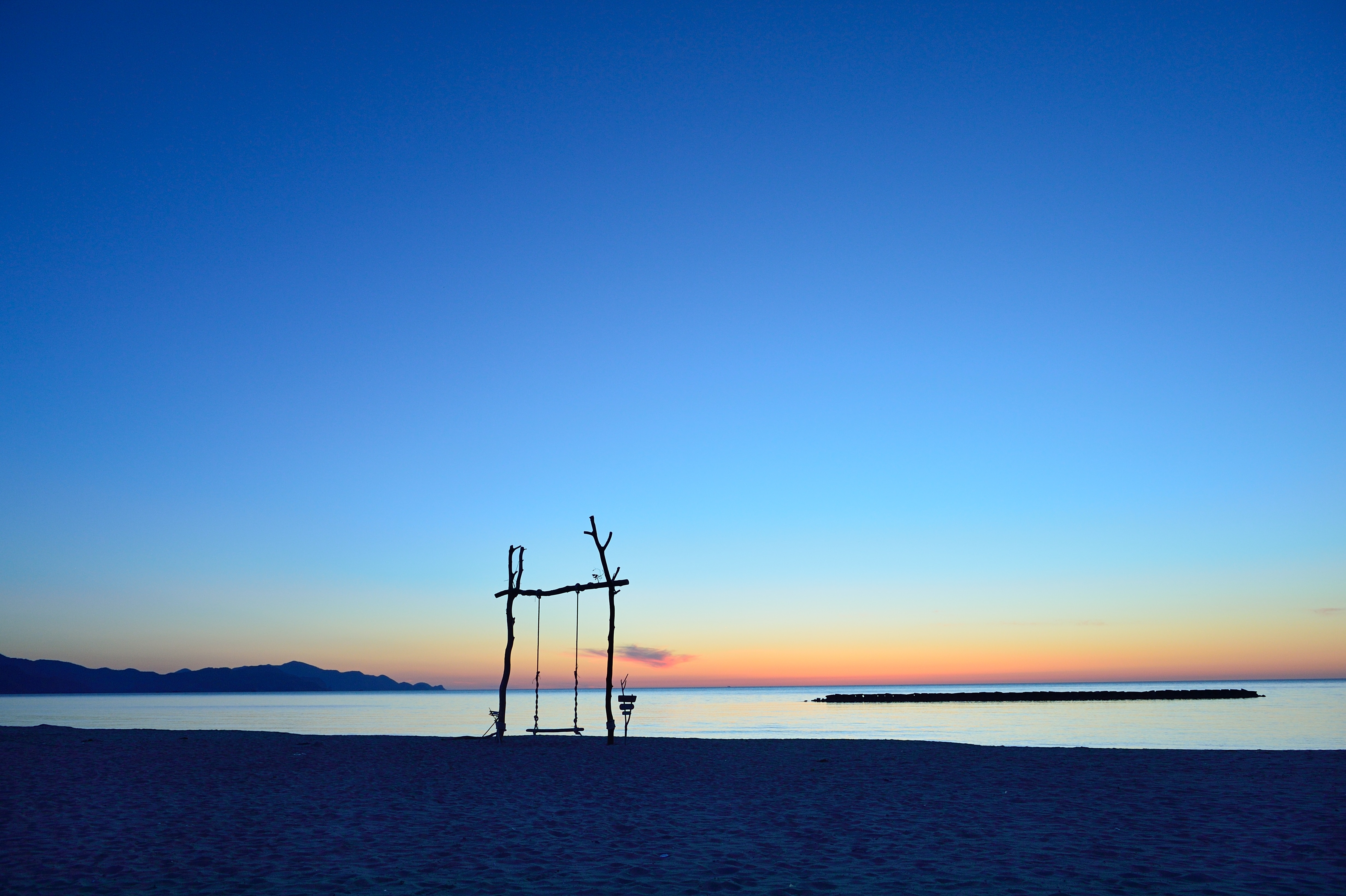 ayunan pantai saat senja
