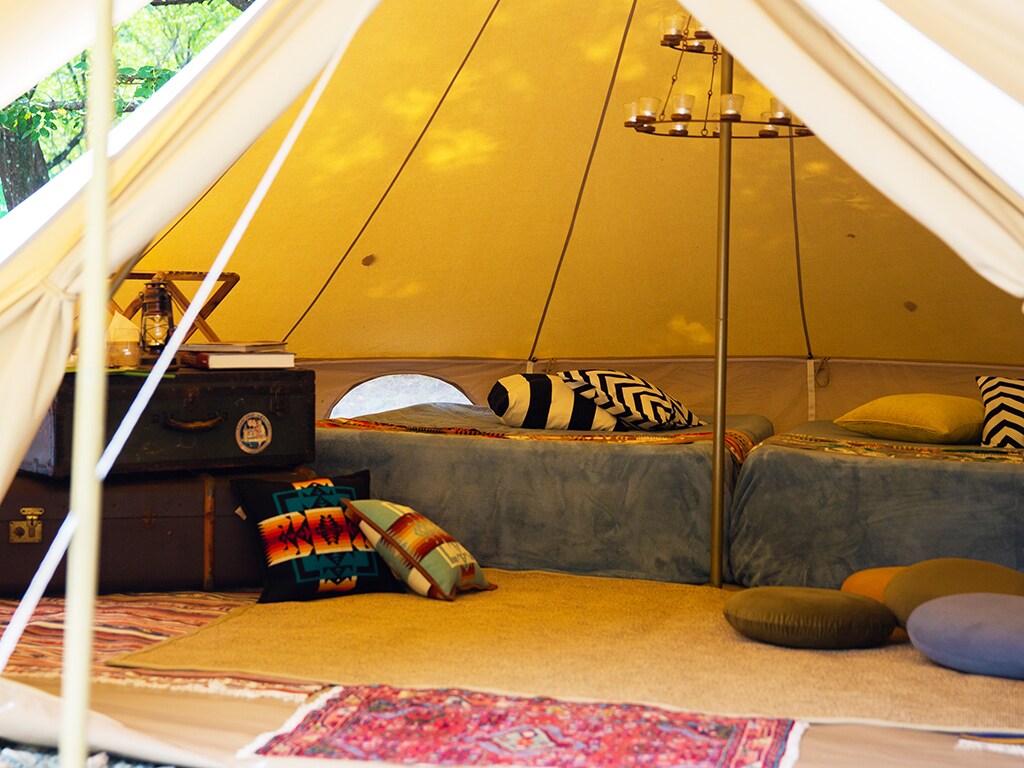 Glamping tent: All necessary equipment provided.