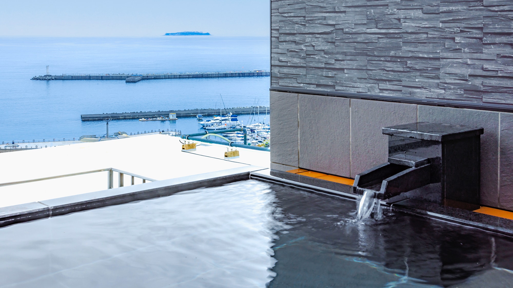 Tận hưởng bồn tắm ngoài trời riêng tư nhìn ra Vịnh Atami mọi lúc, mọi nơi.