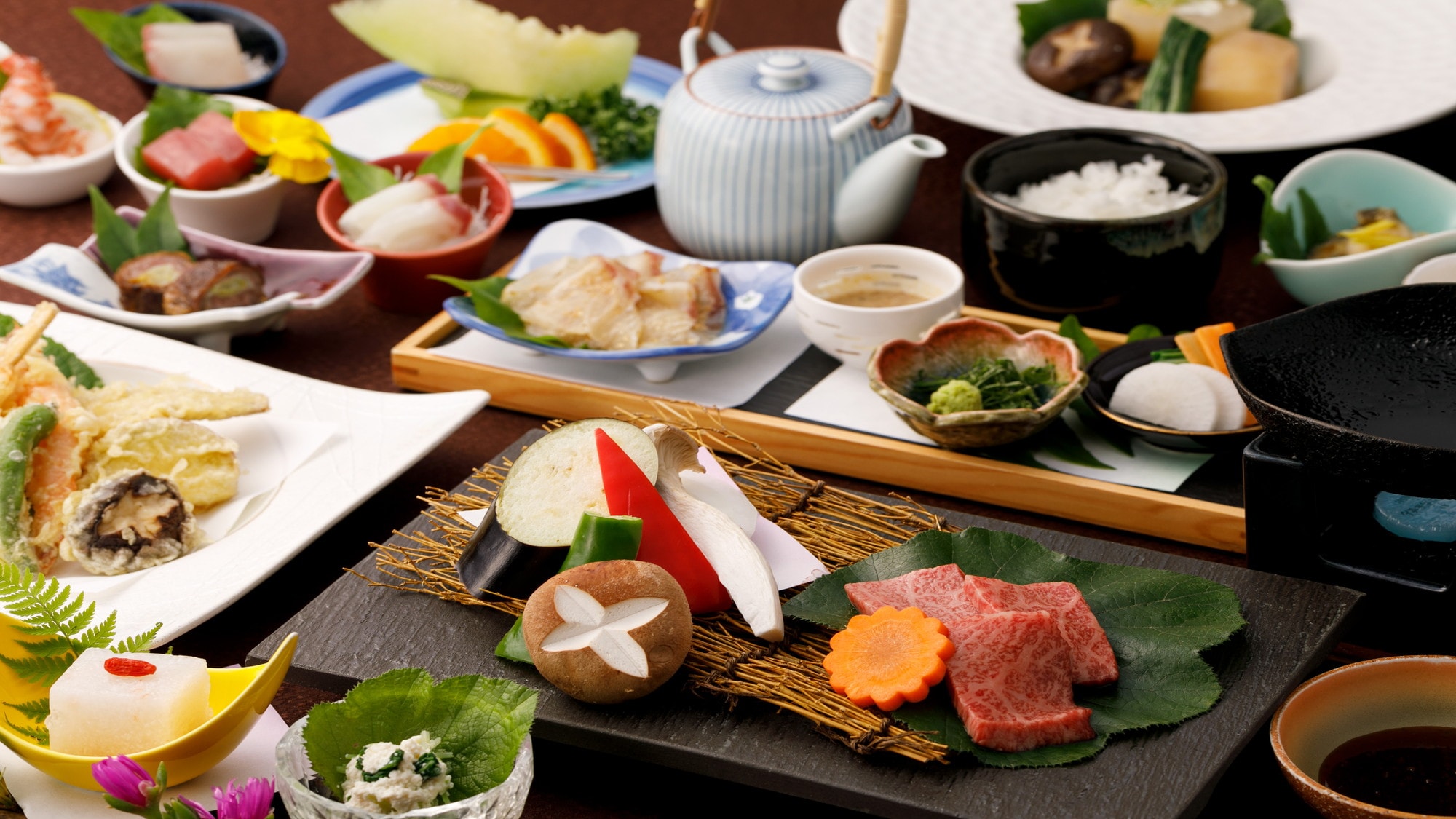 “แผนอาหาร Kaiseki แบบฮานะโนะคิ” ที่ใช้วัตถุดิบที่คัดสรรมาอย่างพิถีพิถัน *ภาพที่แสดงเป็นเพียงภาพประกอบเท่านั้น