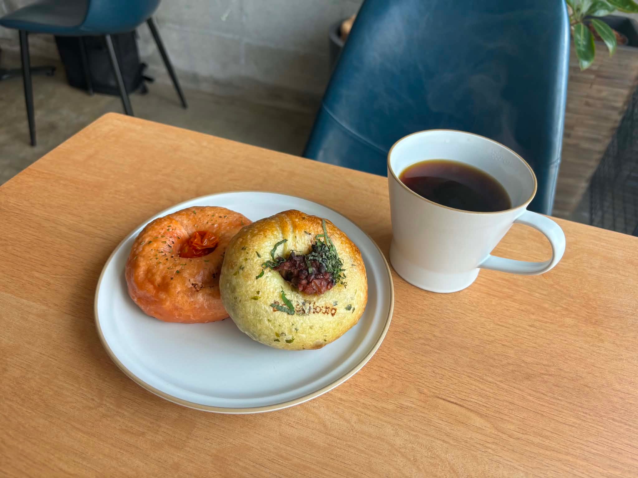 早餐包含：特色貝果 + 滴濾咖啡